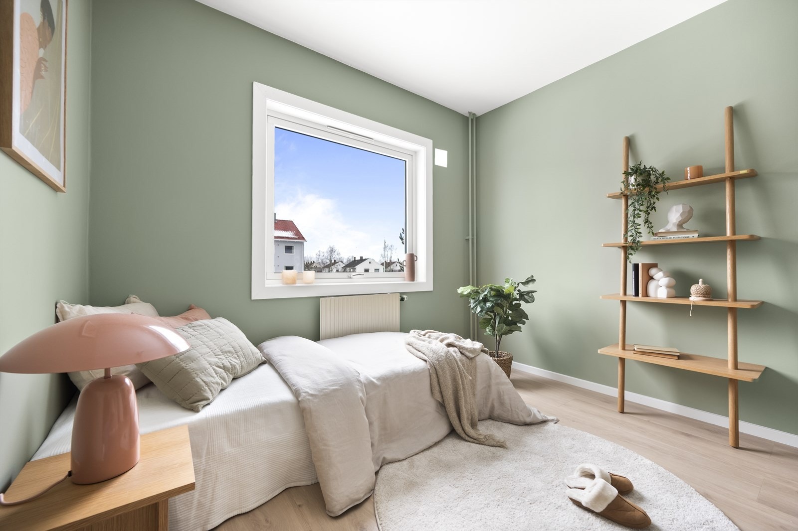 Her er det plass til eksempelvis seng, skrivepult og skap/kommode. Galleribilde