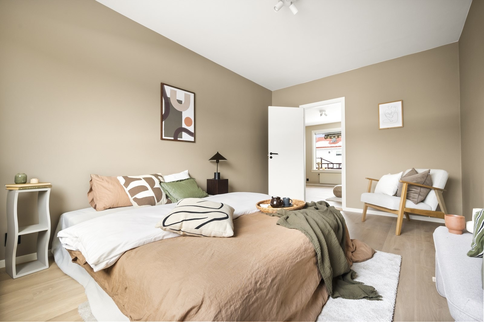 Den gjennomgående planløsningen bidrar til optimale lysforhold. Galleribilde