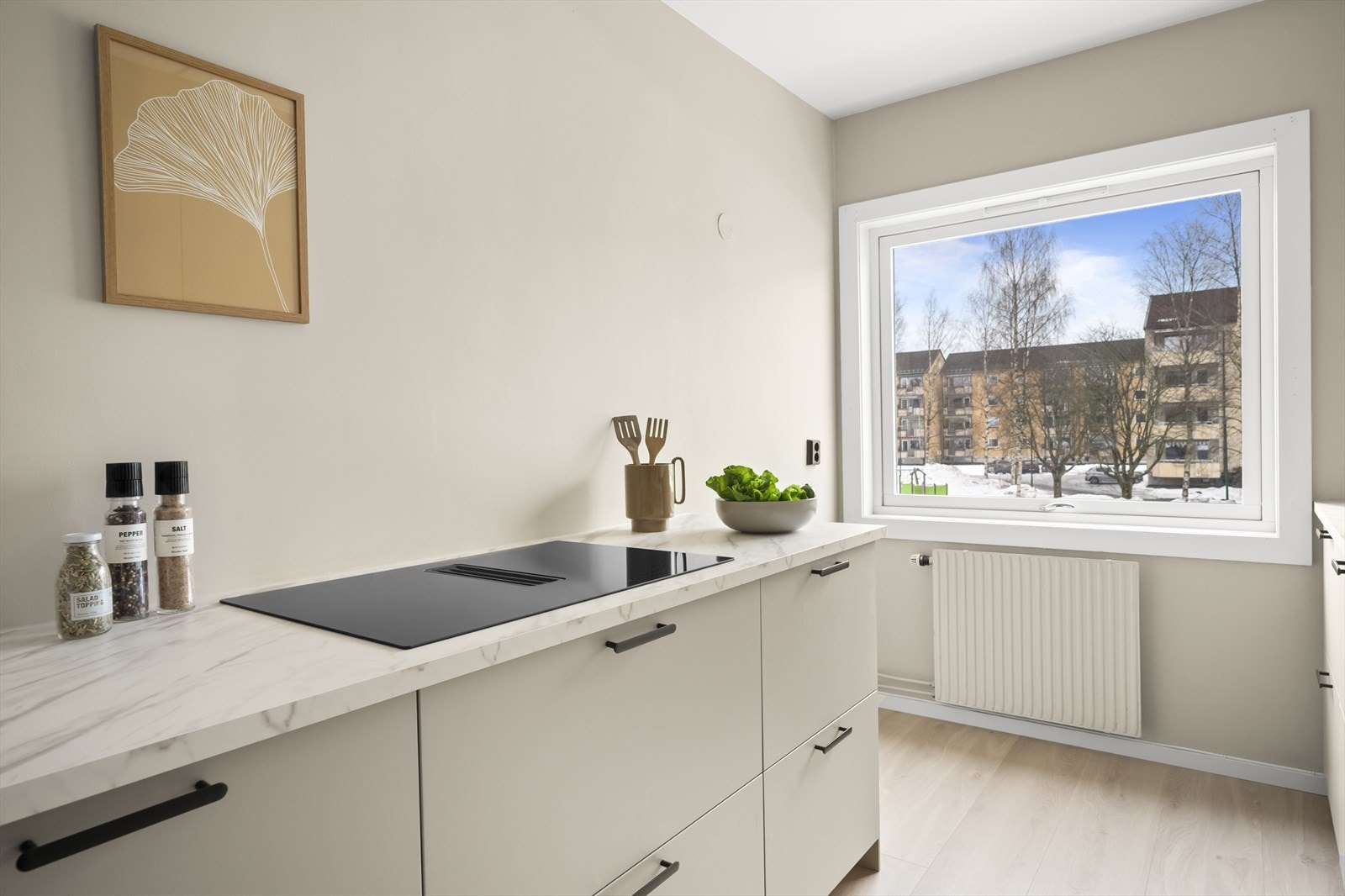 Det er plass til spisekrok ved vinduet dersom det er ønskelig. Galleribilde