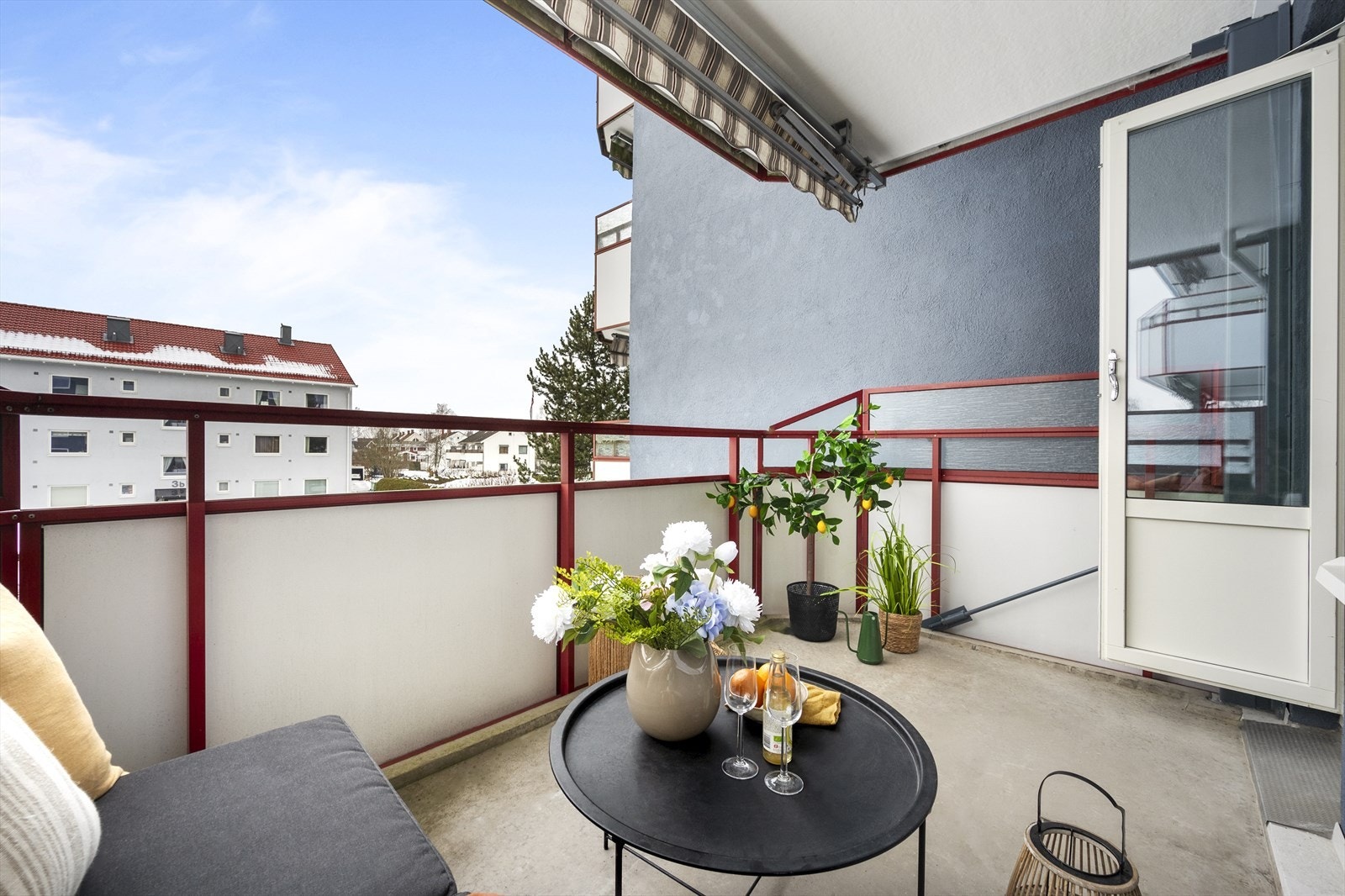 Her er det plass til sittegruppe og beplanting. Det er montert markise. Galleribilde