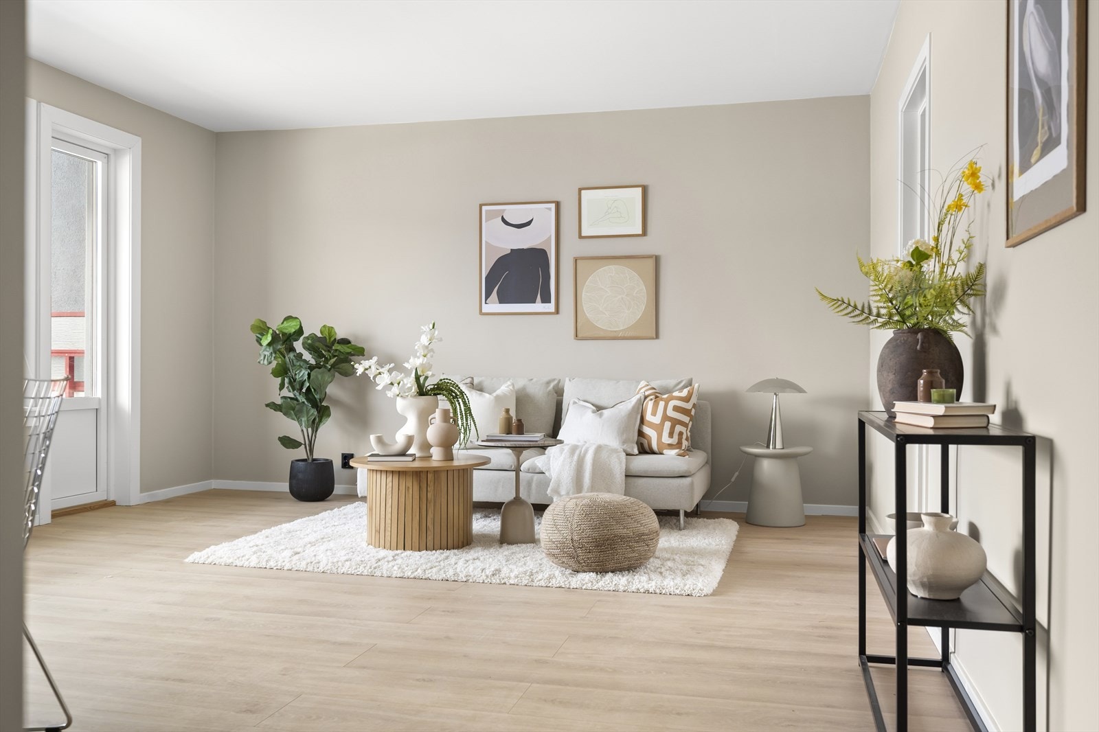 I stuen er det god plass til sofagruppe med tilhørende sofabord og tv-benk. Galleribilde