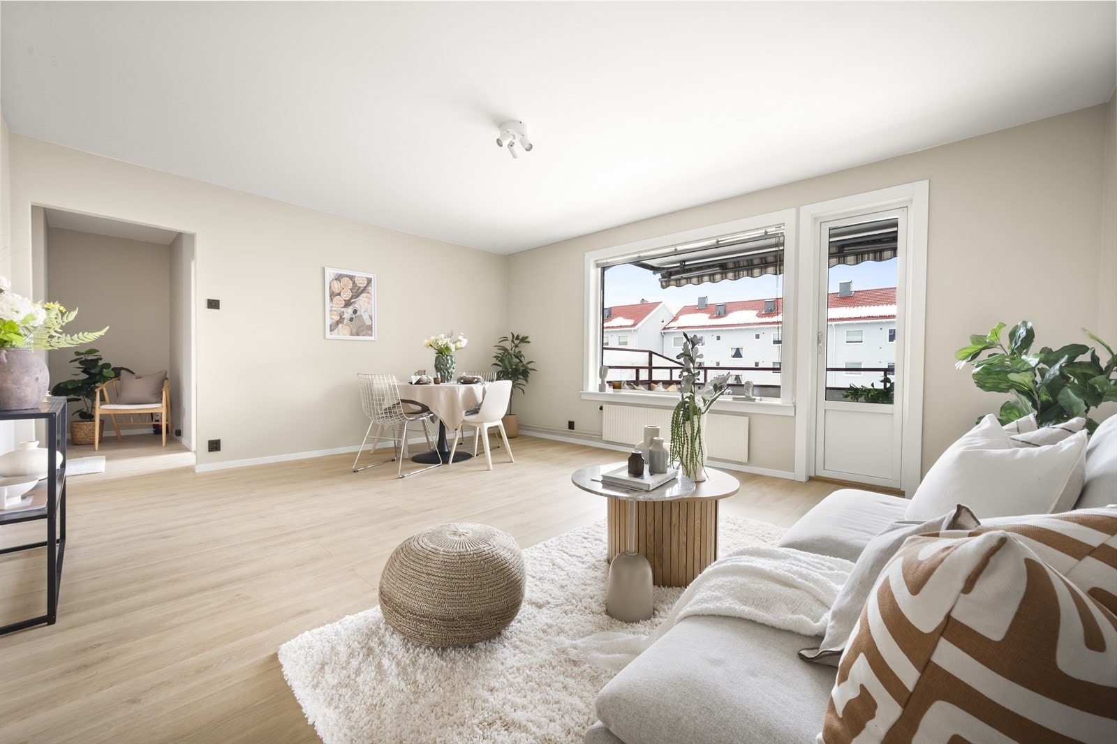 Veggene ble helsparklet og malt i 2025 og det er lagt en-stavs laminat på gulvet. Galleribilde