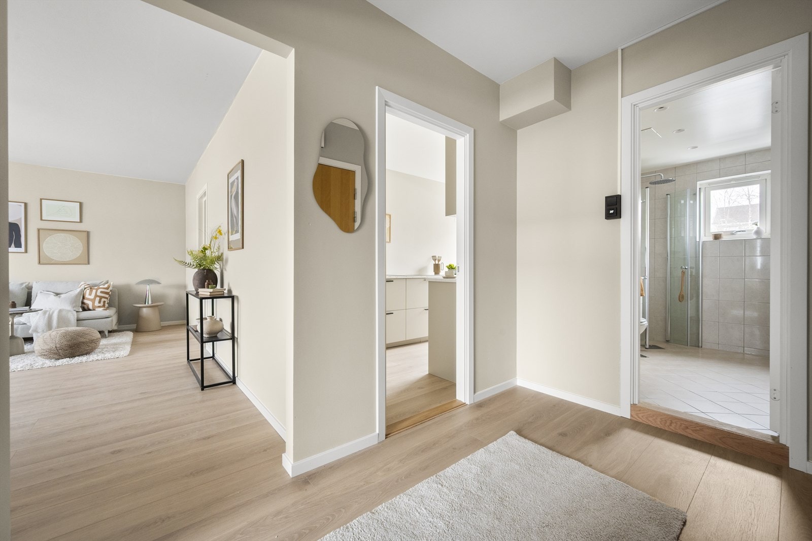 I gangen er det plass til knagger og skohylle for oppbevaring av yttertøy. Gangens sentrale plassering sikrer god flyt i leiligheten. Galleribilde