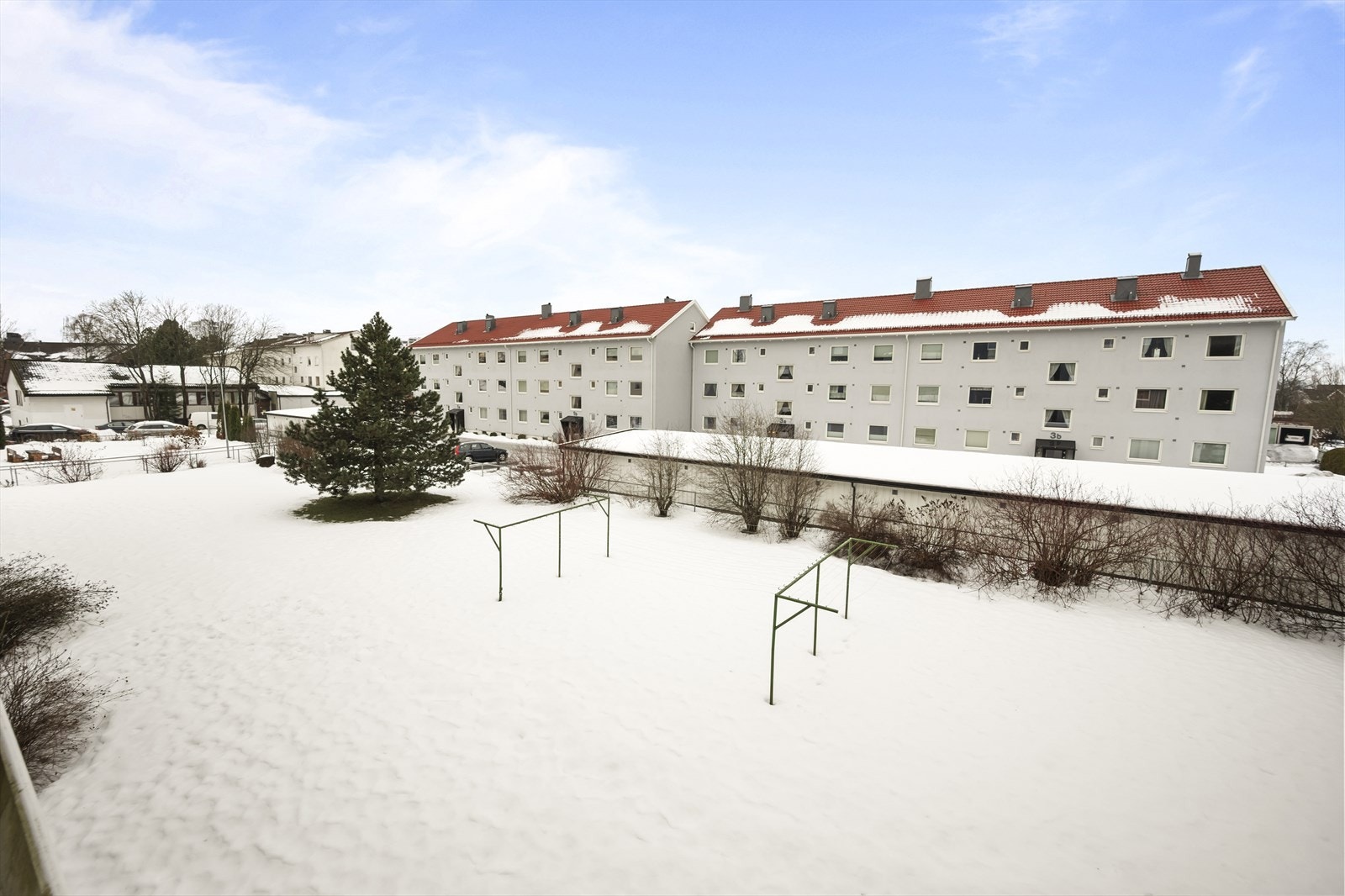 Fra balkongen er det grønt og åpent utsyn mot borettslagets fellesareal. Galleribilde