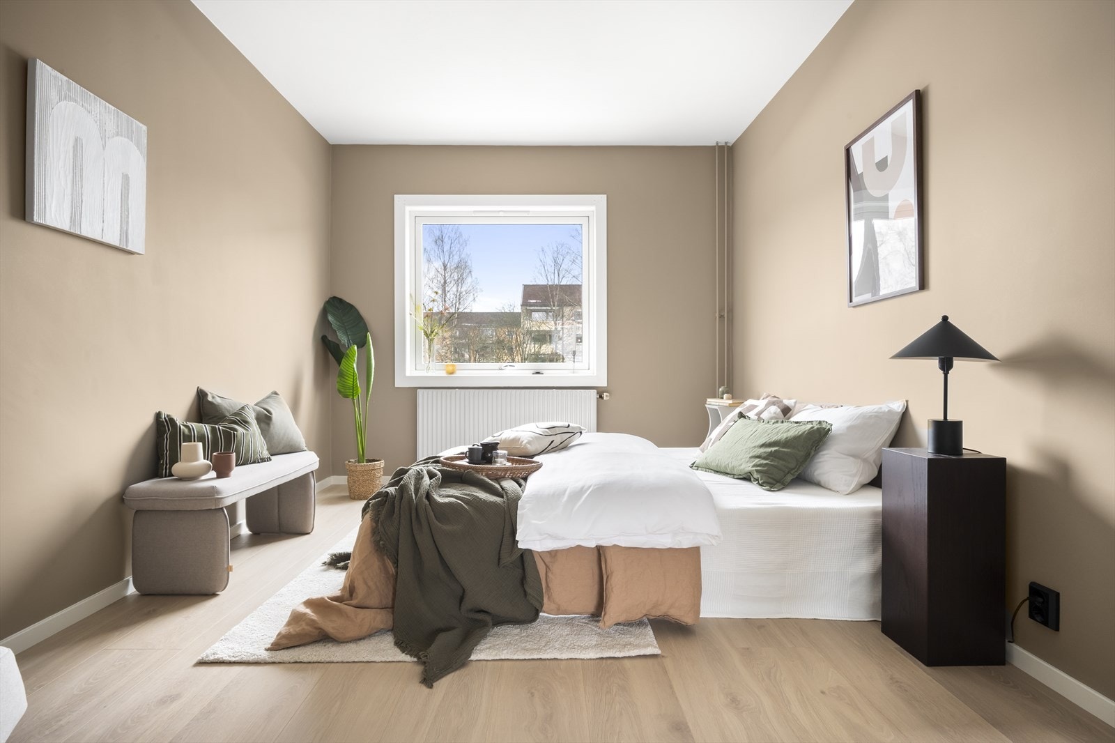 Soverommet er malt i en behagelig fargetone, og stort vindu sikrer godt med lys og luft. Galleribilde