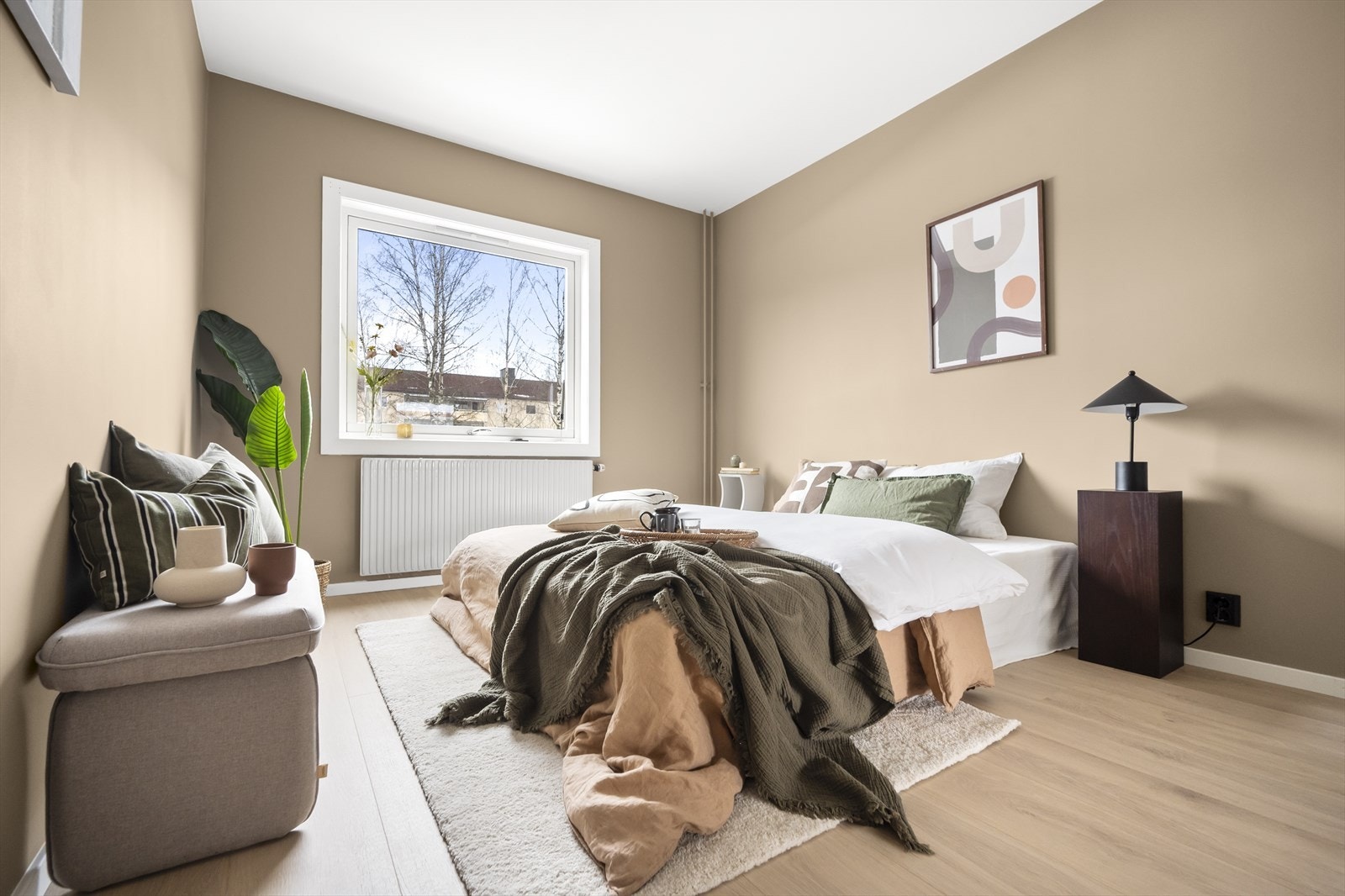 På hovesoverommet er det god plass til dobbeltseng, nattbord og garderobeskap eller kommoder. Galleribilde