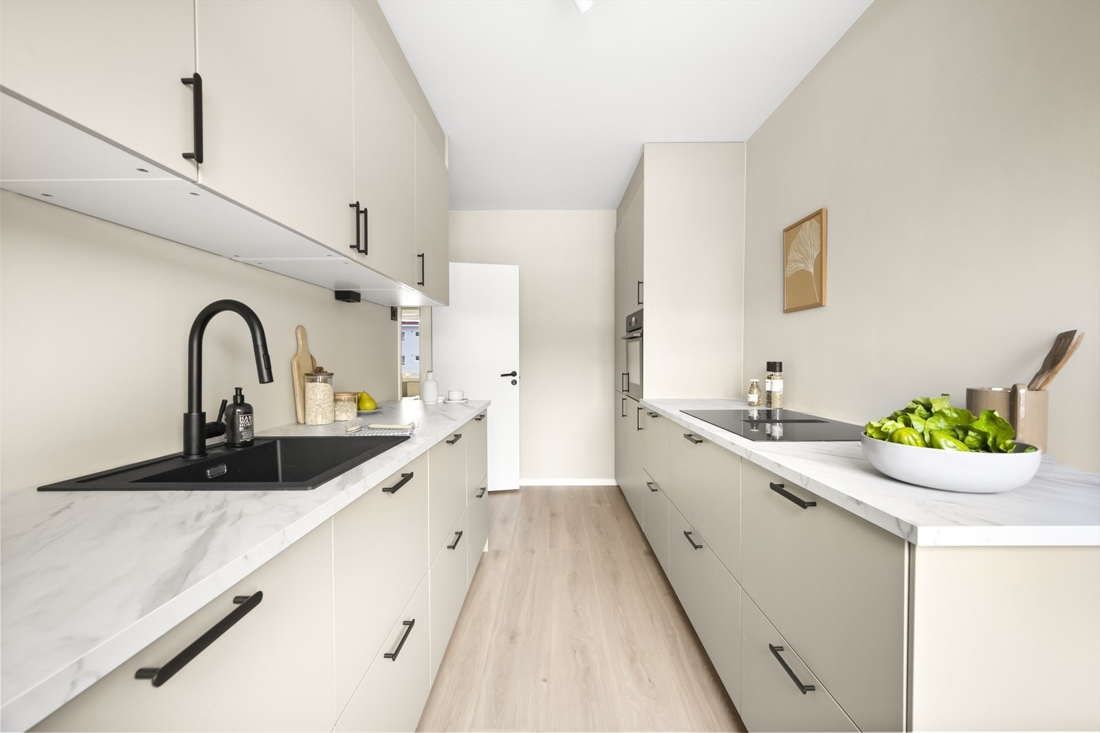 Her er det god plass til matlagingen, og kjøkkenets utforming sikrer god arbeidsflyt. Galleribilde