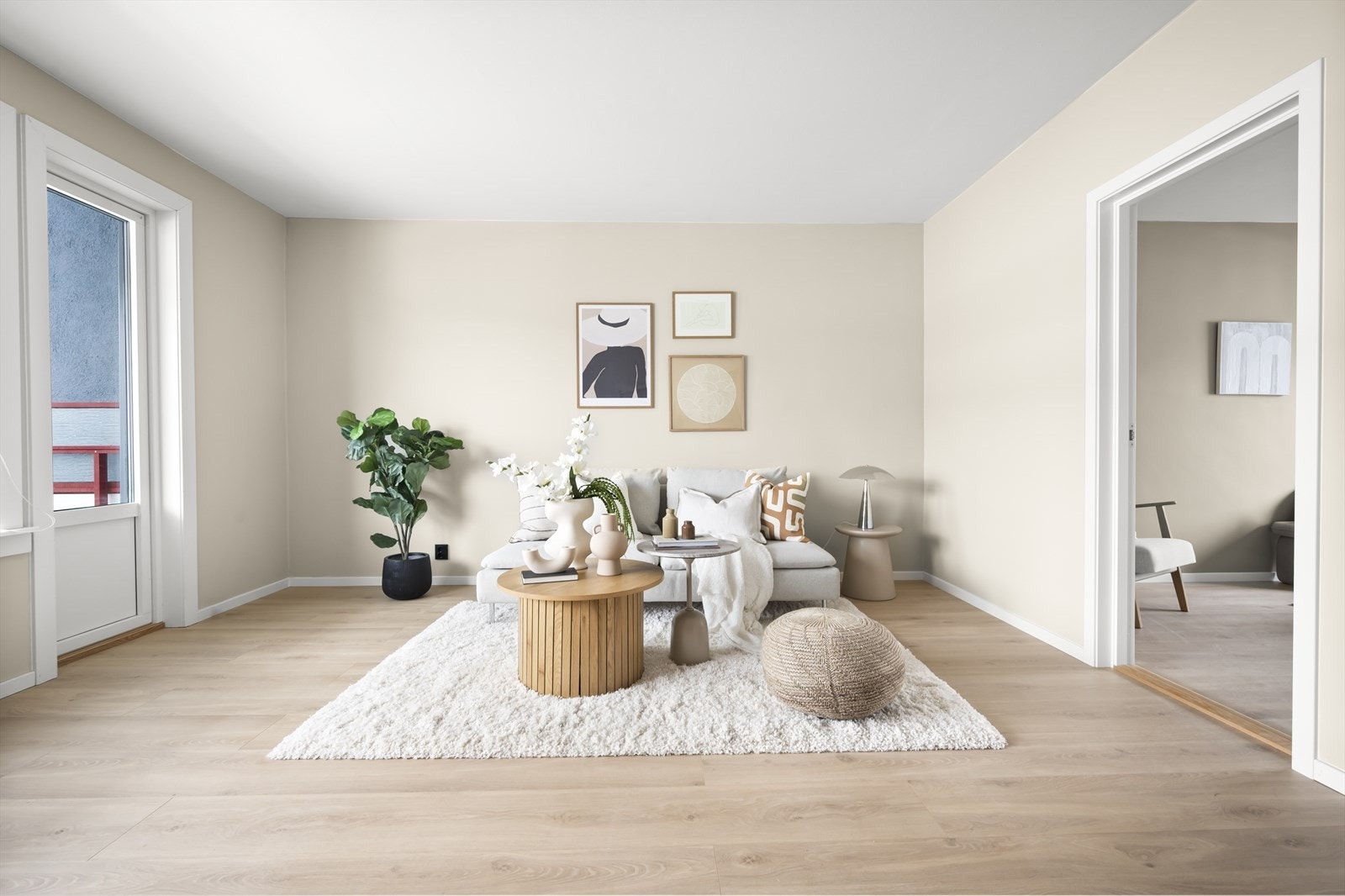 Leiligheten ligger i 2. etasje og inneholder entré, kjøkken, stue, to soverom og bad. Galleribilde