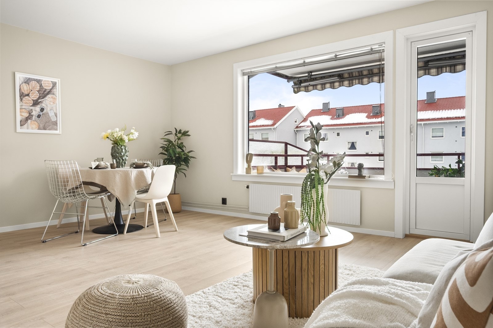 Rommet har godt lysinnslipp via store vindusflater og balkongdør. Galleribilde