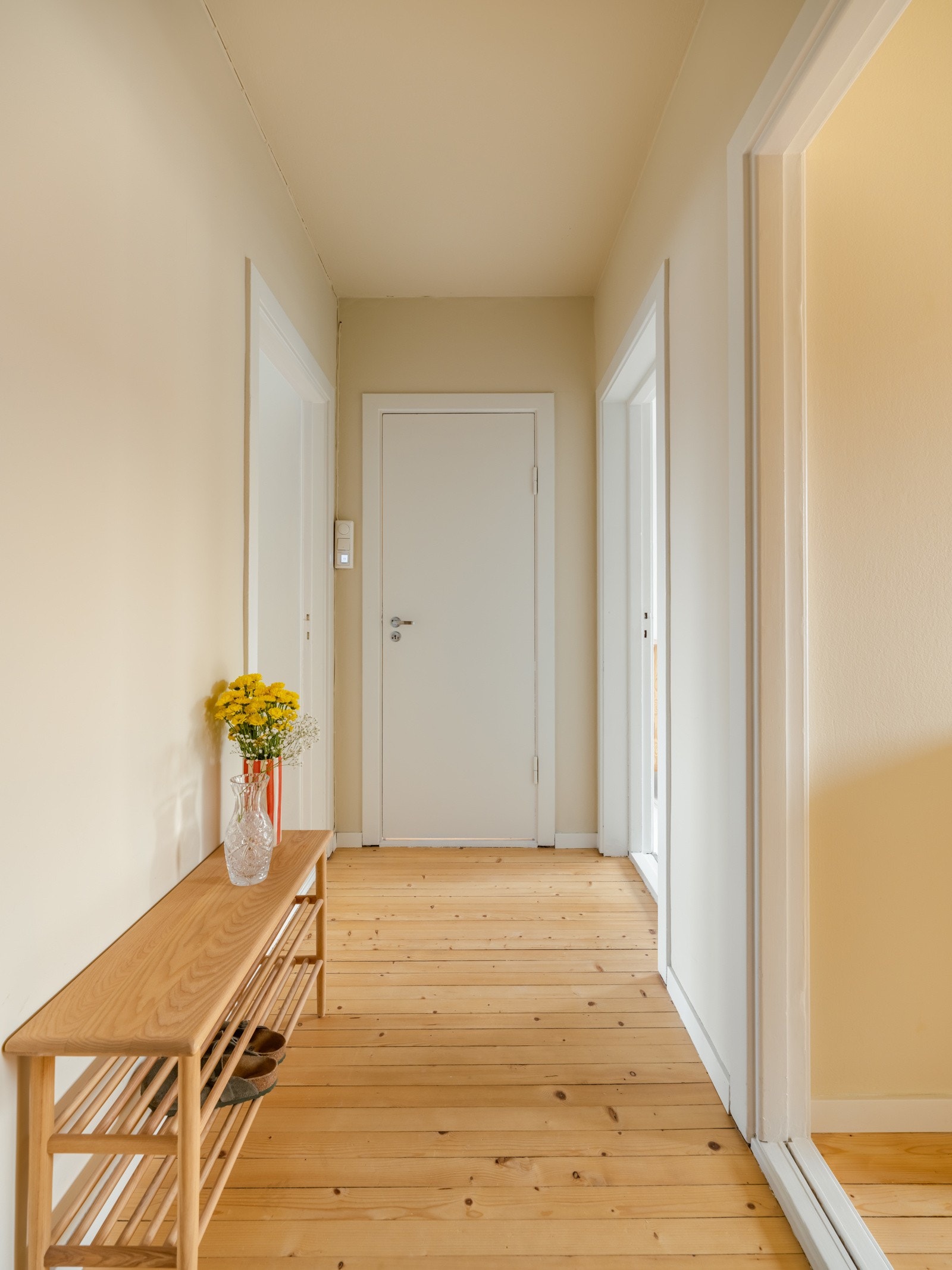 I hjerte av boligen er en romslig gang med adkomst til samtlige rom i leiligheten. Galleribilde