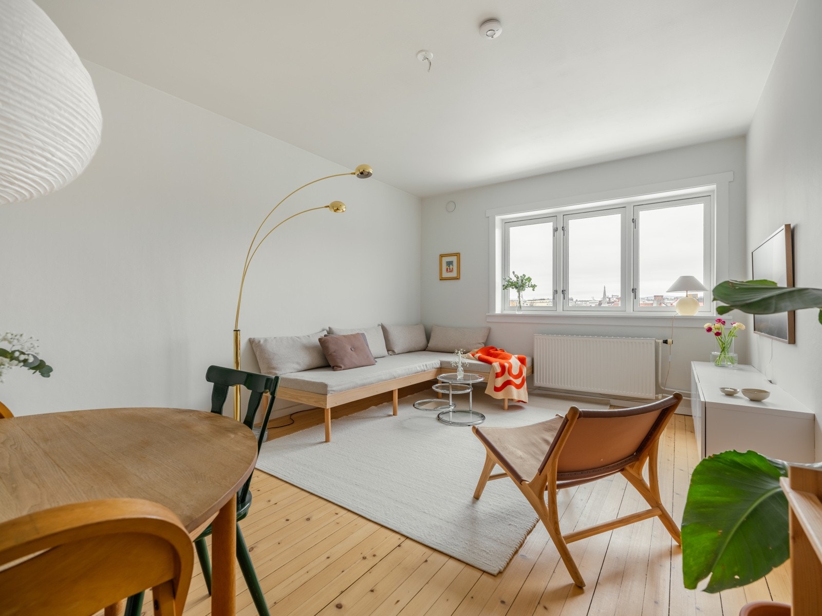 Det er god plass til sofagruppe med tilhørende møblement samt spisebordsgruppe. Galleribilde