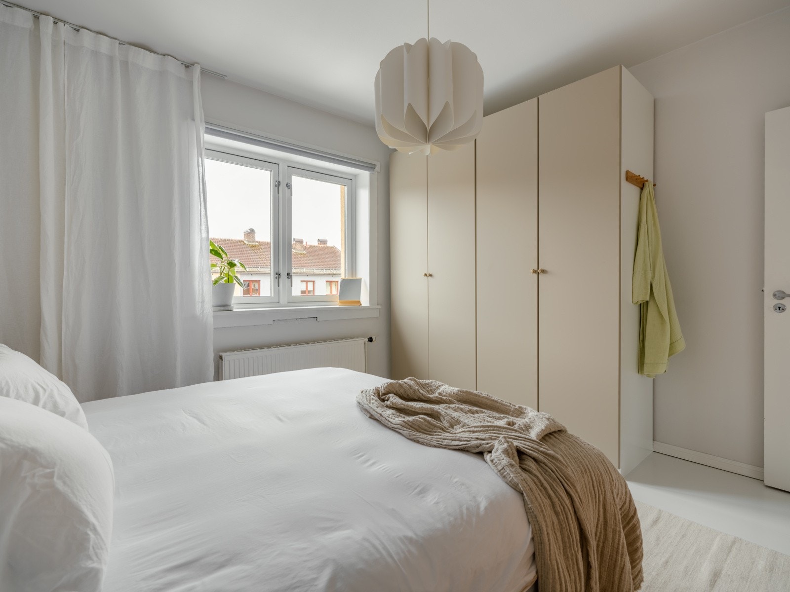 Rommet vender mot rolig bakside med lite trafikk. Galleribilde