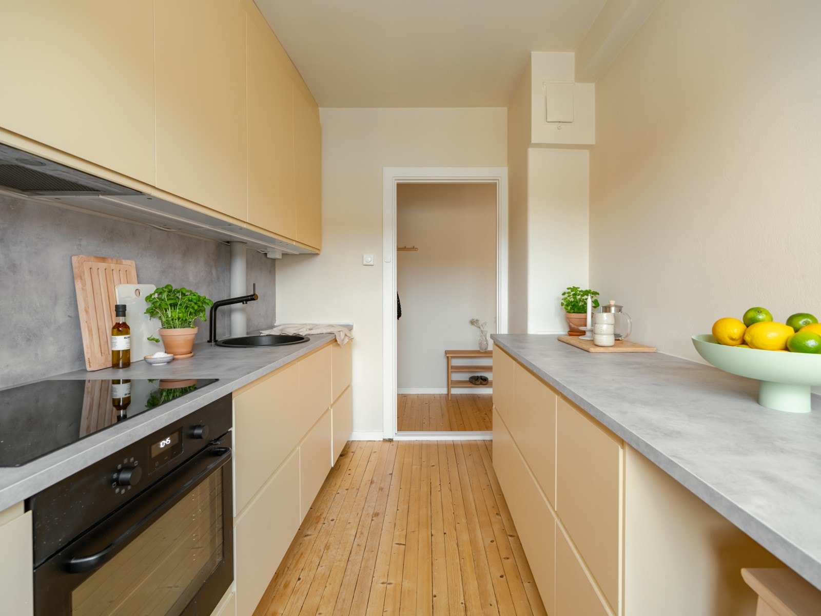 Svært godt med benkeplass på kjøkkenet. Galleribilde