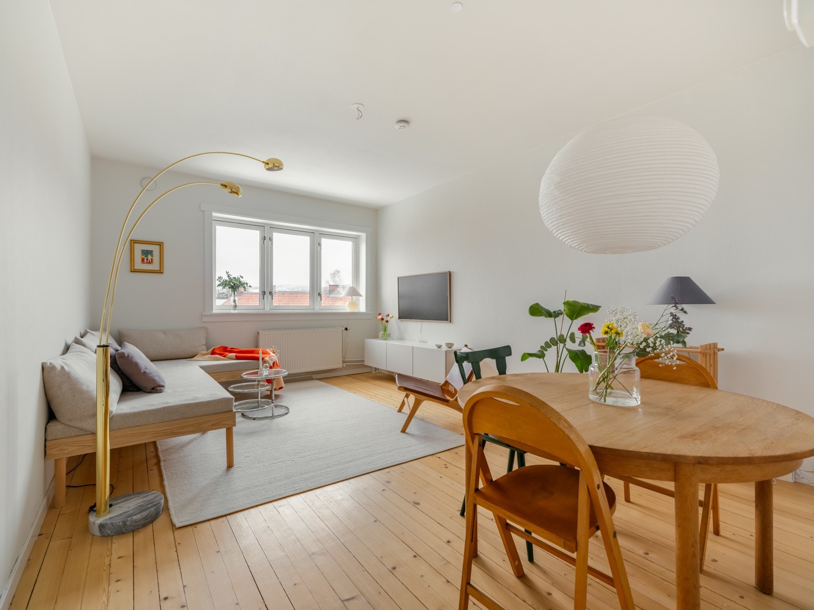 Lys og romslig stue med gode lysforhold fra store vindusflater. Galleribilde