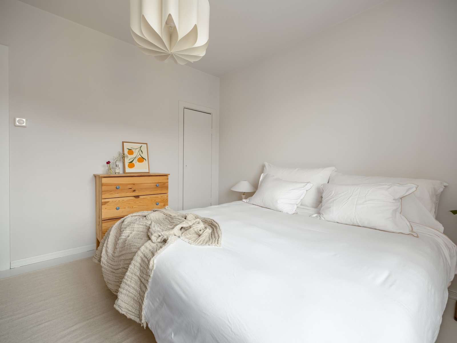 Det er god plass til oppbevaring i garderobeskapsrekke, samt plass til ytterligere oppbevaringsløsninger om ønskelig. Galleribilde