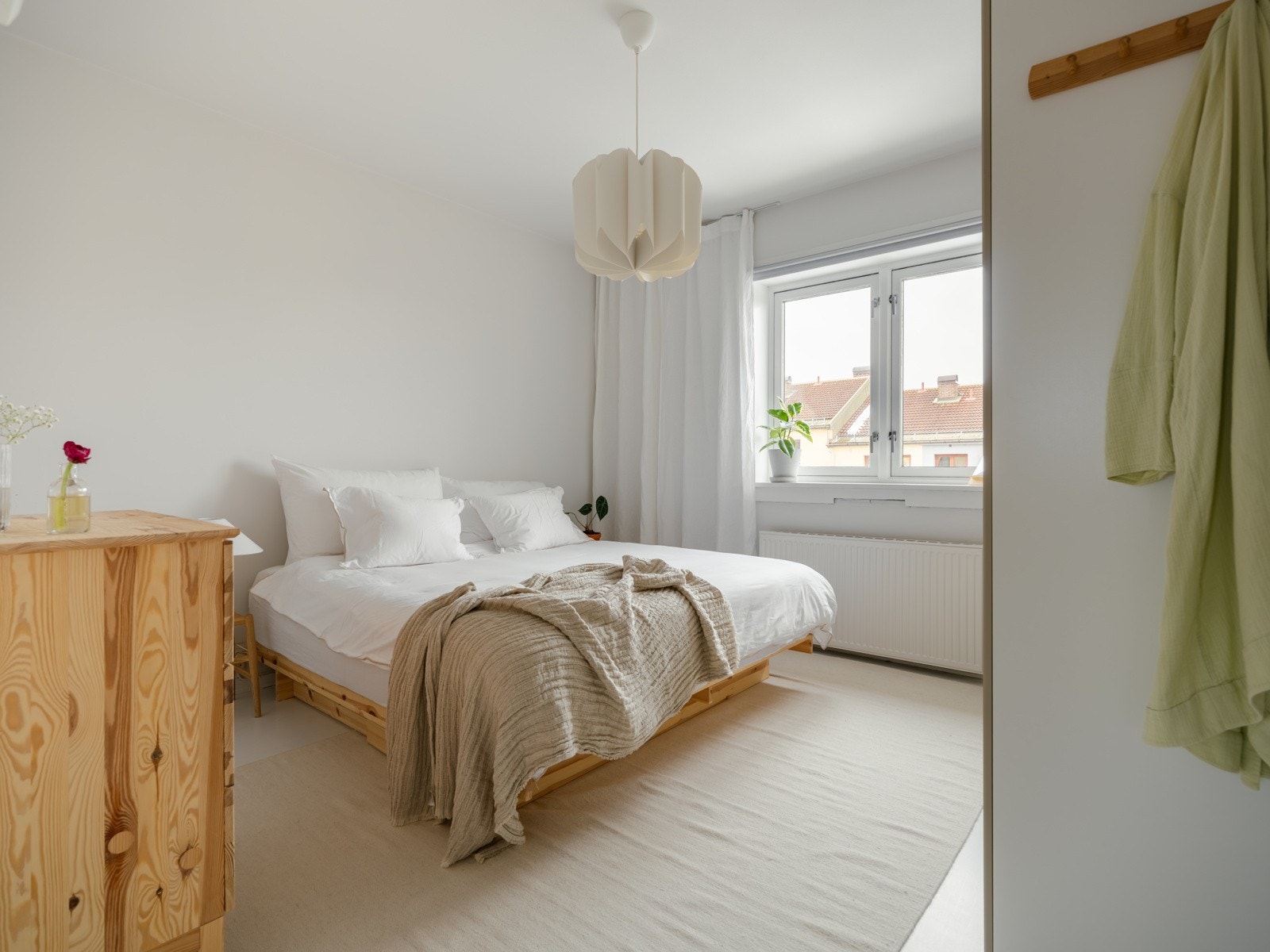 Leiligheten har et stort og lyst soverom med god plass til stor dobbeltseng og nattbord. Galleribilde