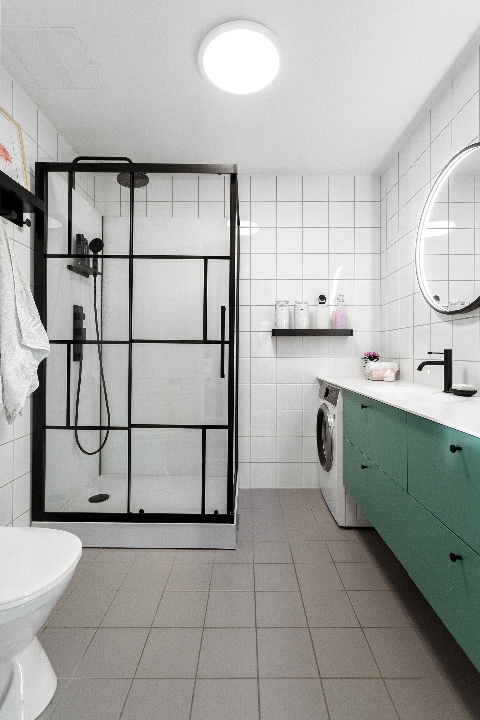 På badet er varmekabler installert, samt toalett og et dusjkabinett med sort regnfallsdusj Galleribilde