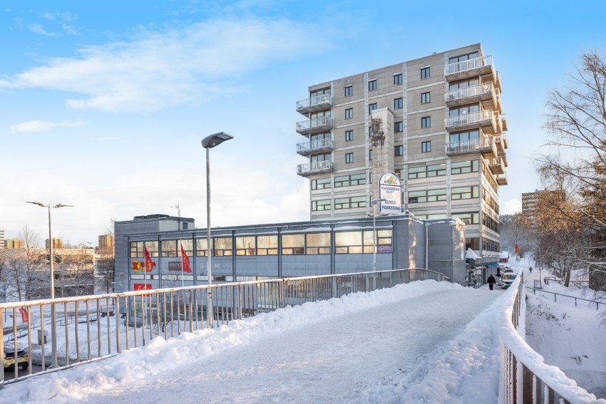 Leiligheten ligger i samme bygg som Haugerud senter, noe som gir umiddelbar nærhet til ulike servicetilbud Galleribilde