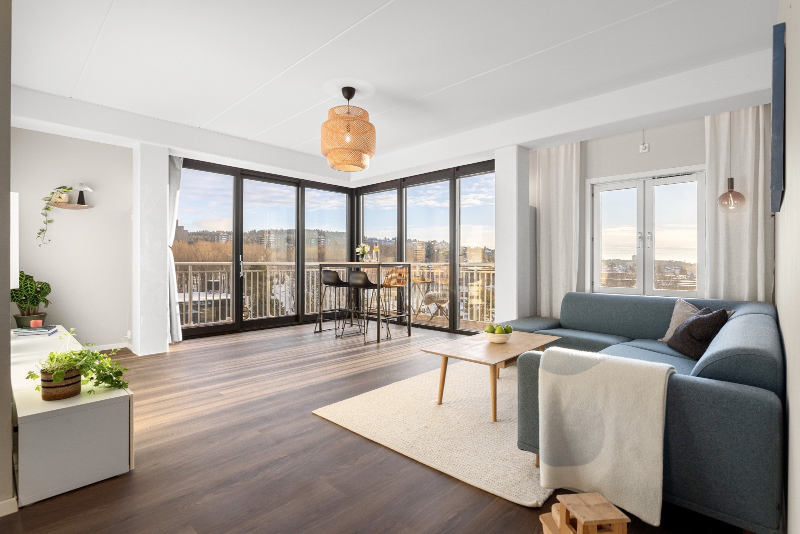 Sammen med alt lyset bidrar ekstra god takhøyde til en herlig og luftig atmosfære Galleribilde