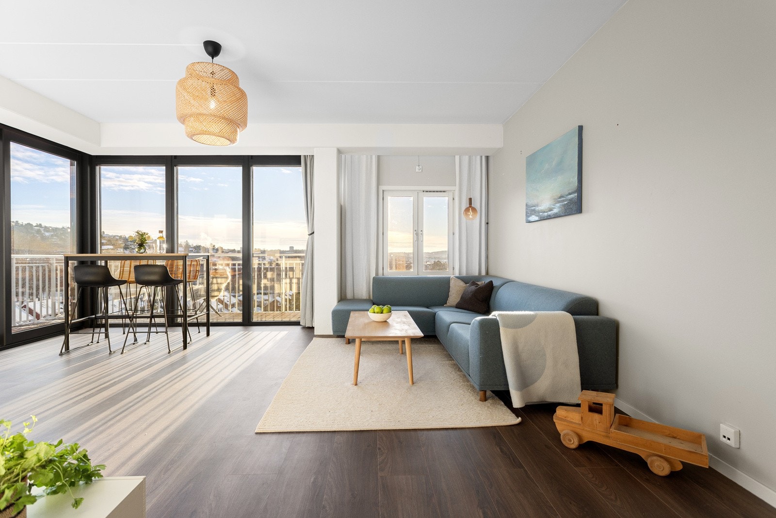 Innenfor entreen finner man stuen, et luftig, lyst og innbydende rom Galleribilde