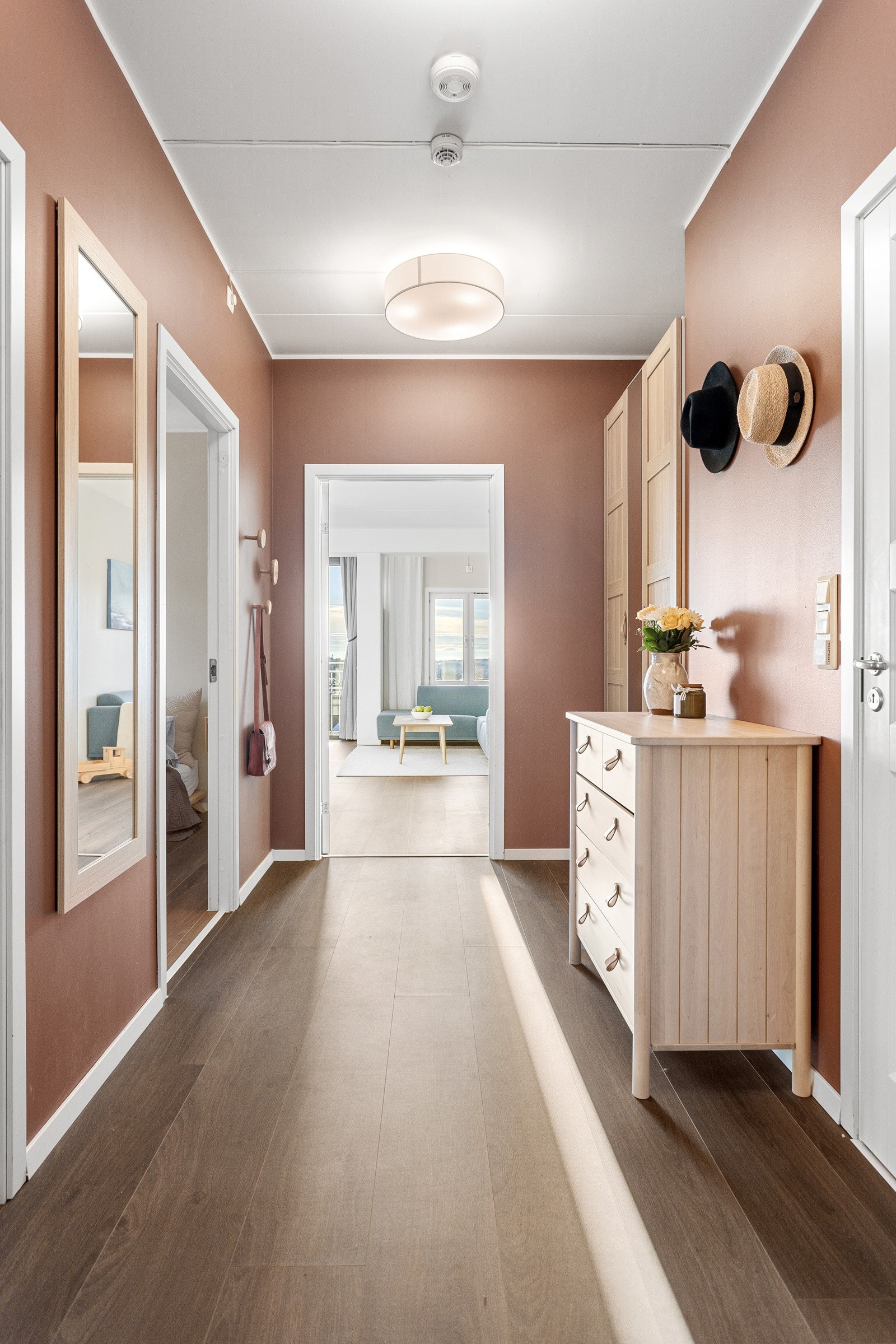 Entreen er innredet med skap, og utenom badet ble alle rommene oppgradert med nytt 1-stavs laminatgulv i 2021 Galleribilde