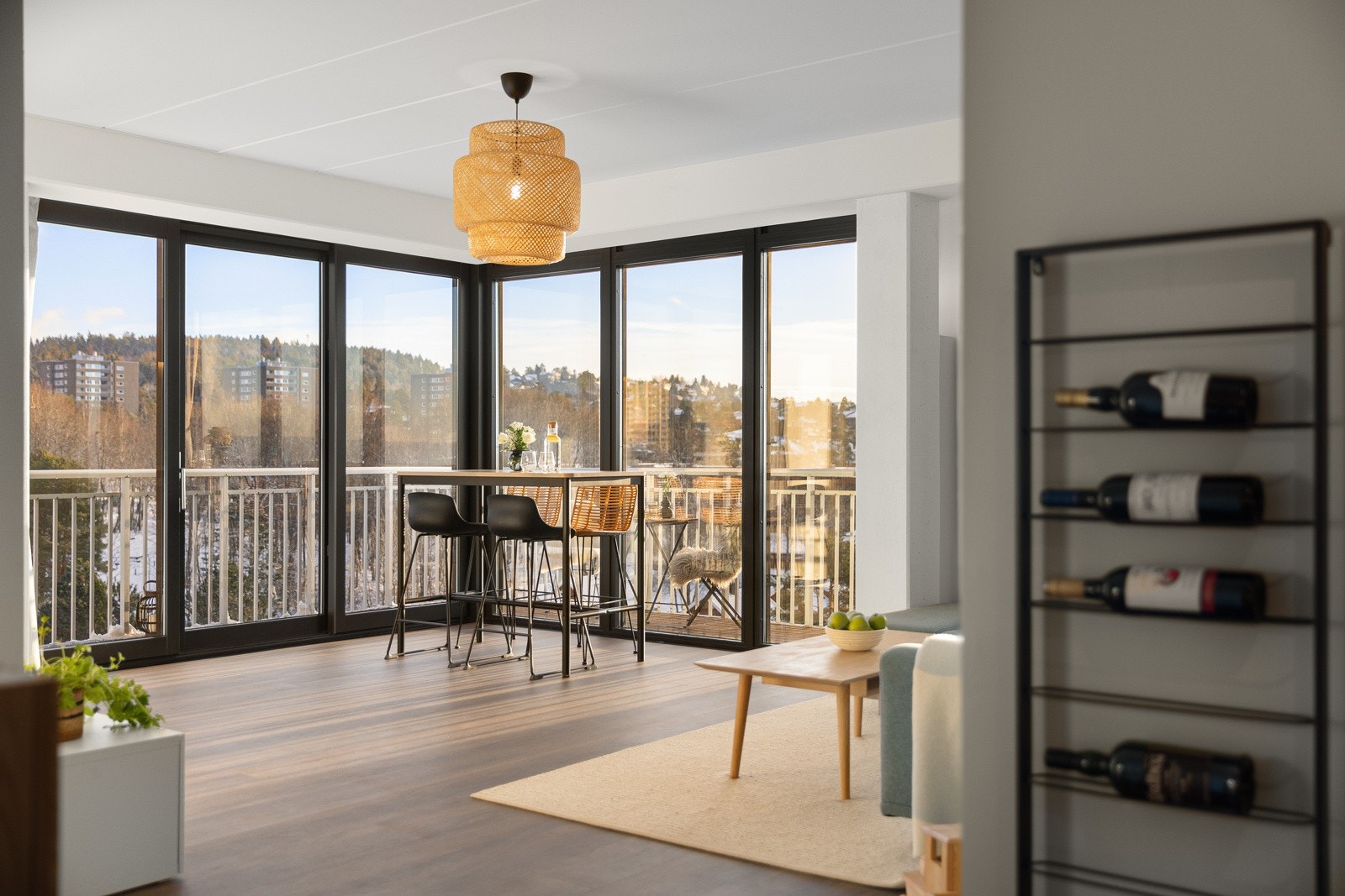 Et stort hjørnevindu ned til gulvet gir flotte lys- og utsiktsforhold, og vinduet inkluderer en skyvedør til den herlige balkongen Galleribilde