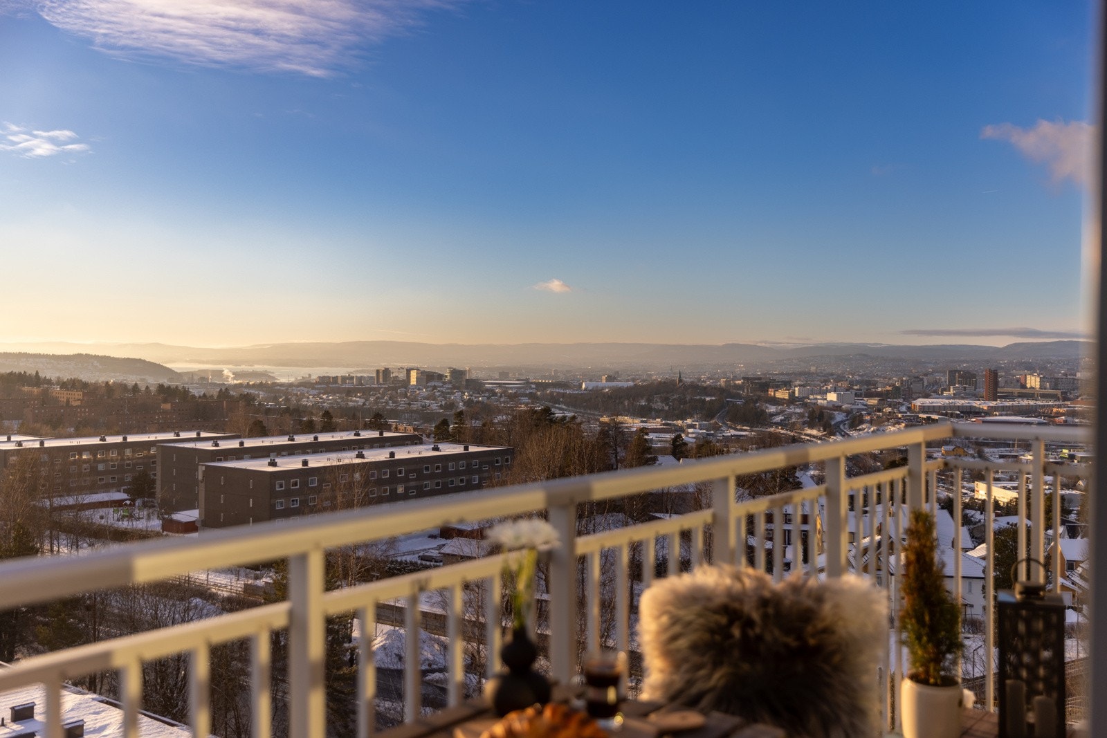 Utenfor stuen har leiligheten en sørøstvendt hjørnebalkong på ca. 11 kvm, der utsikten viser seg fra sin beste side Galleribilde