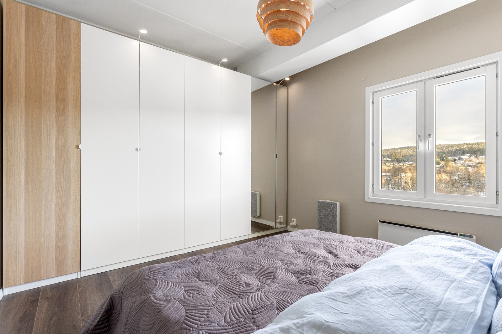 Langs den ene veggen er det oppført et stort garderobeskap med belysning og dels speilfronter Galleribilde