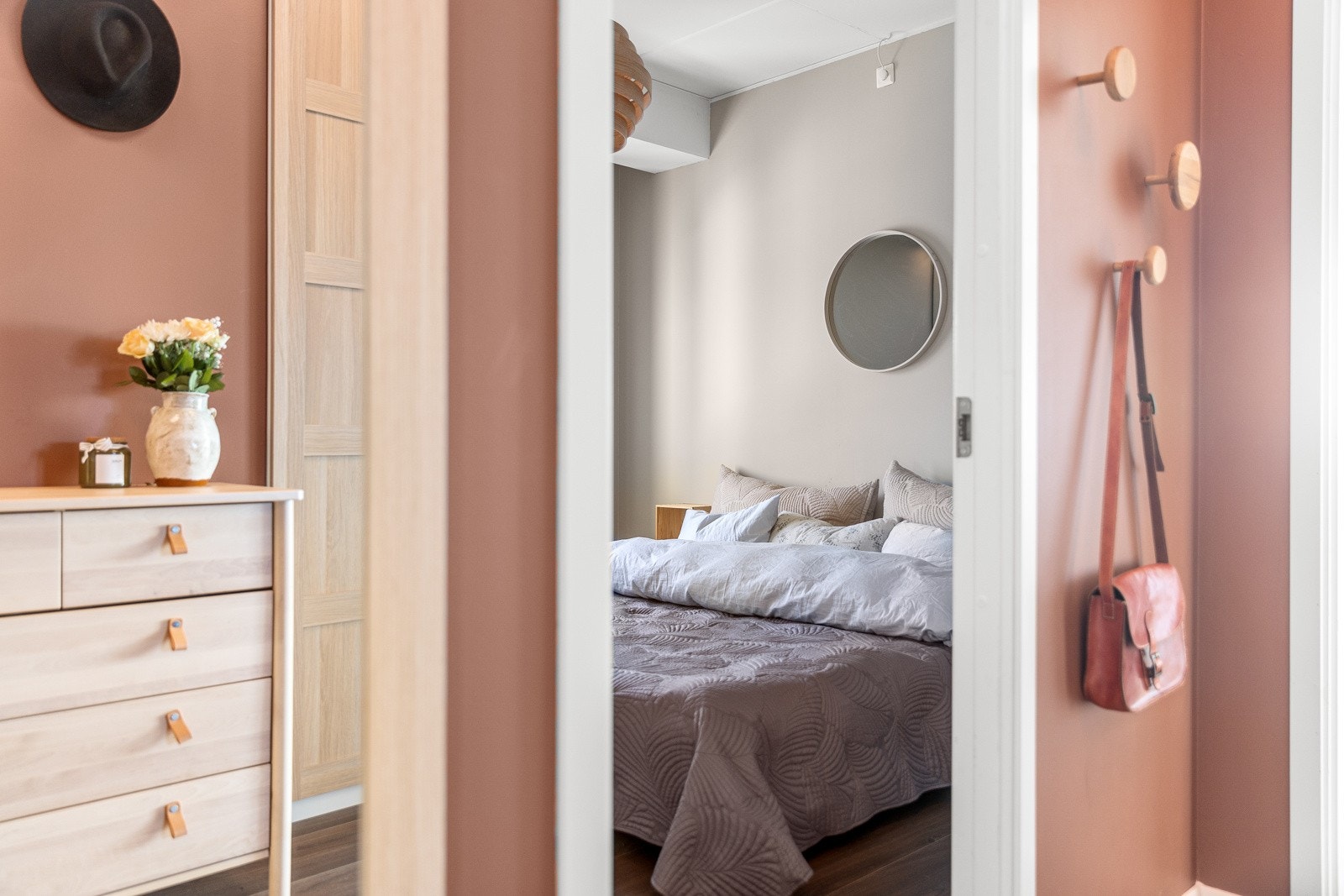 Entreen gir et godt førsteinntrykk, med veggflater malt i en mørk og trendy jordtone Galleribilde