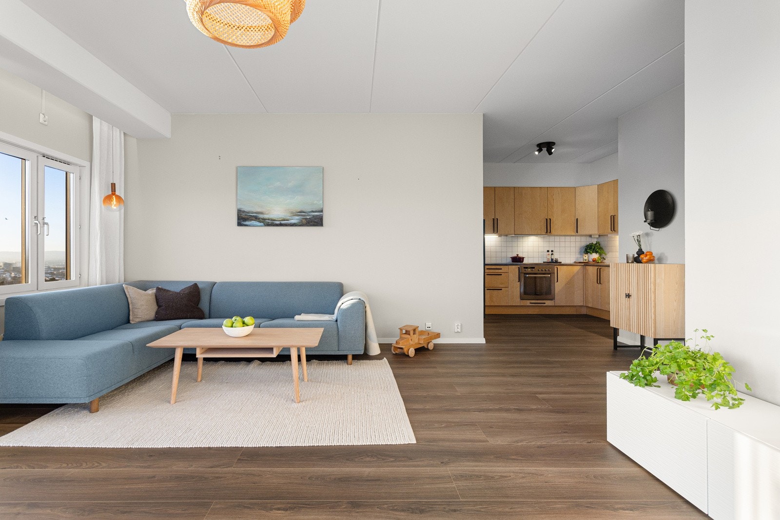 Stuen og kjøkkenet danner et åpent og luftig allrom med klart avdelte soner Galleribilde