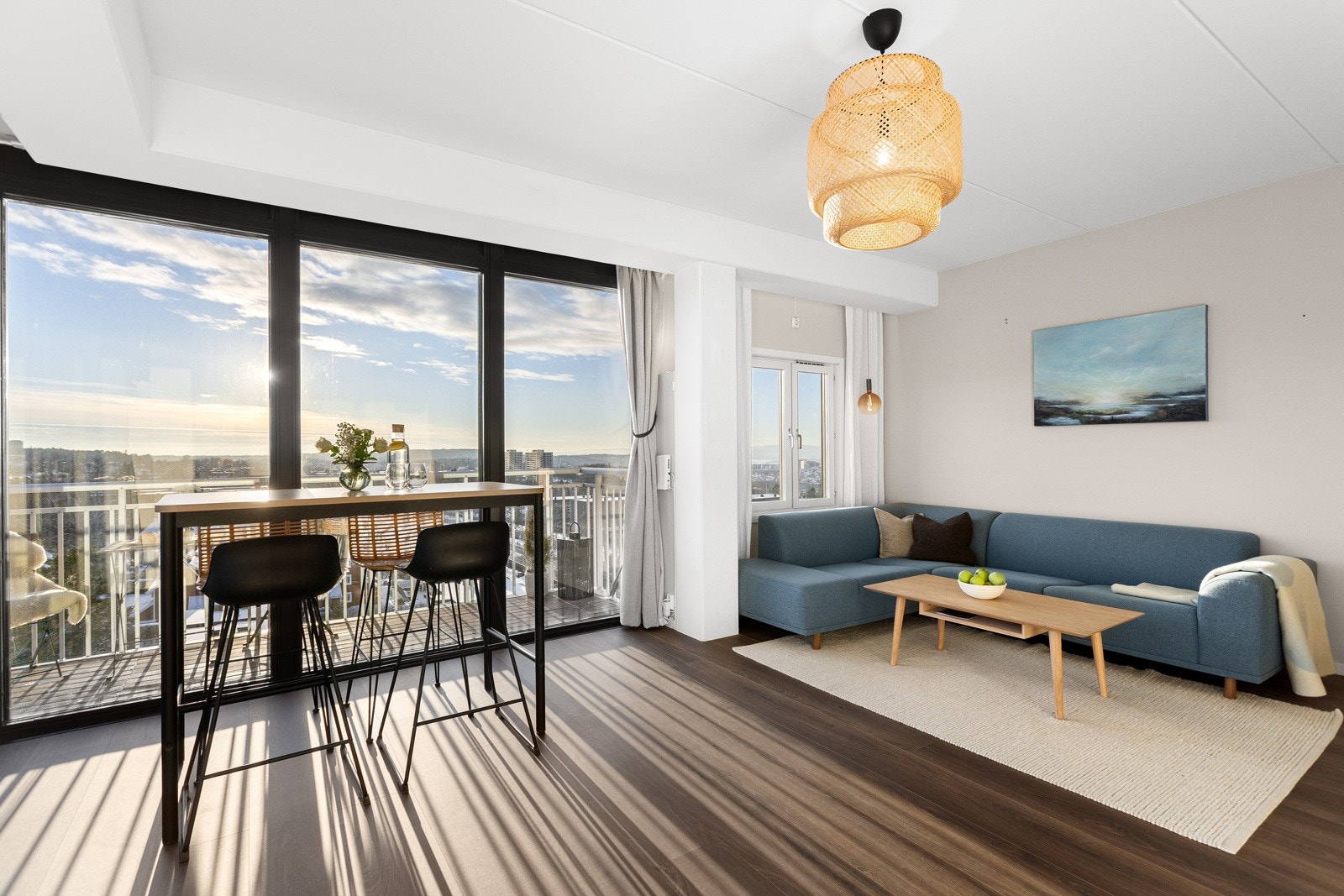 Gulvet har mørkt 1-stavs laminat, mens veggene er malt i en dus og delikat grånyanse Galleribilde