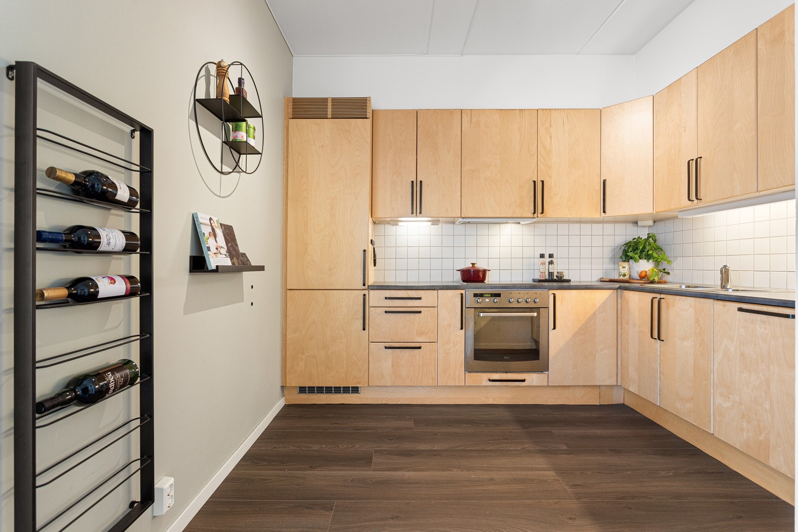 Alle hvitevarene er integrerte, bestående av platetopp, stekeovn, oppvaskmaskin og en kombinert kjøl/frys Galleribilde