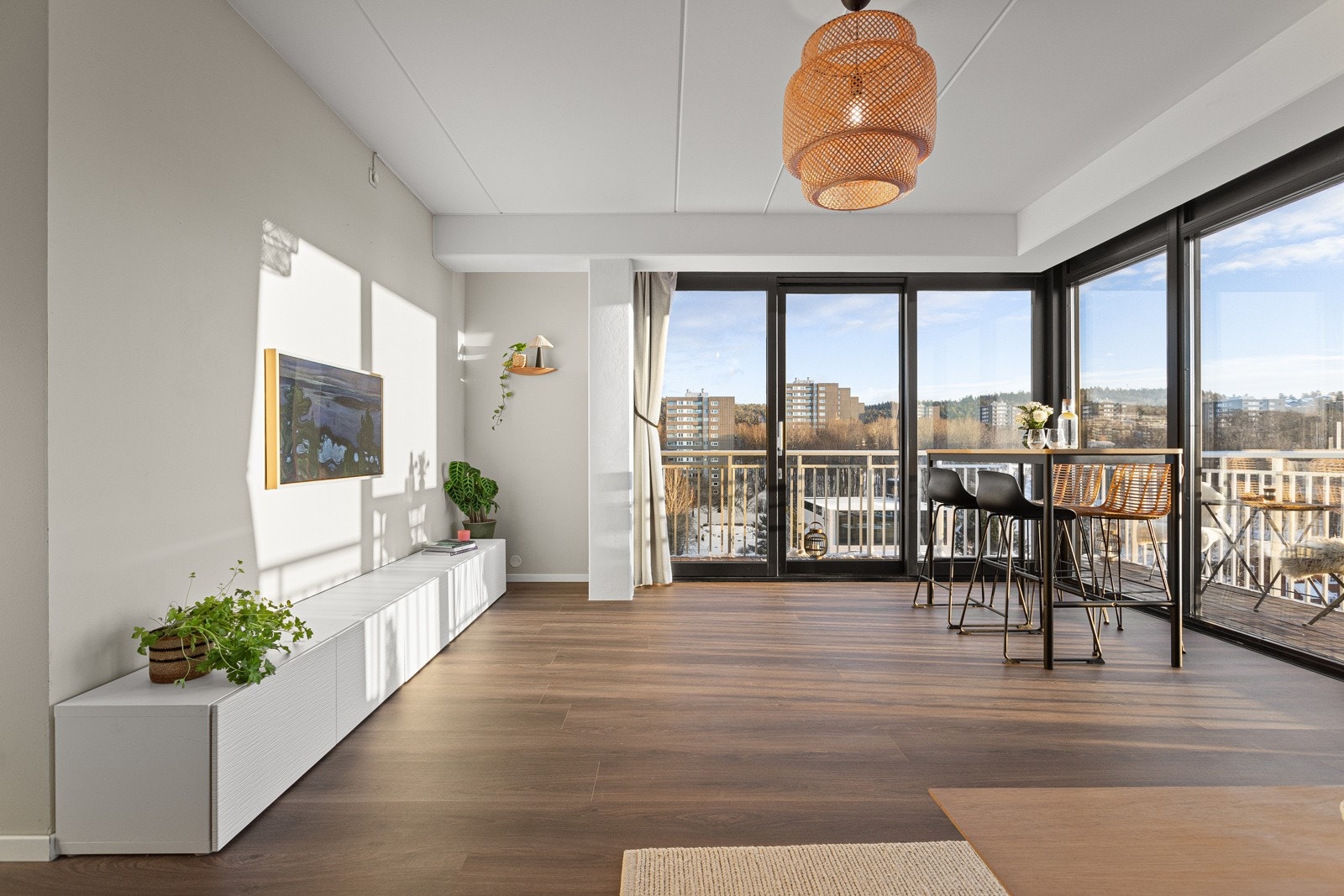 Utformingen gjør stuen enkel å møblere, med god plass til både spisebord og sofagruppe Galleribilde