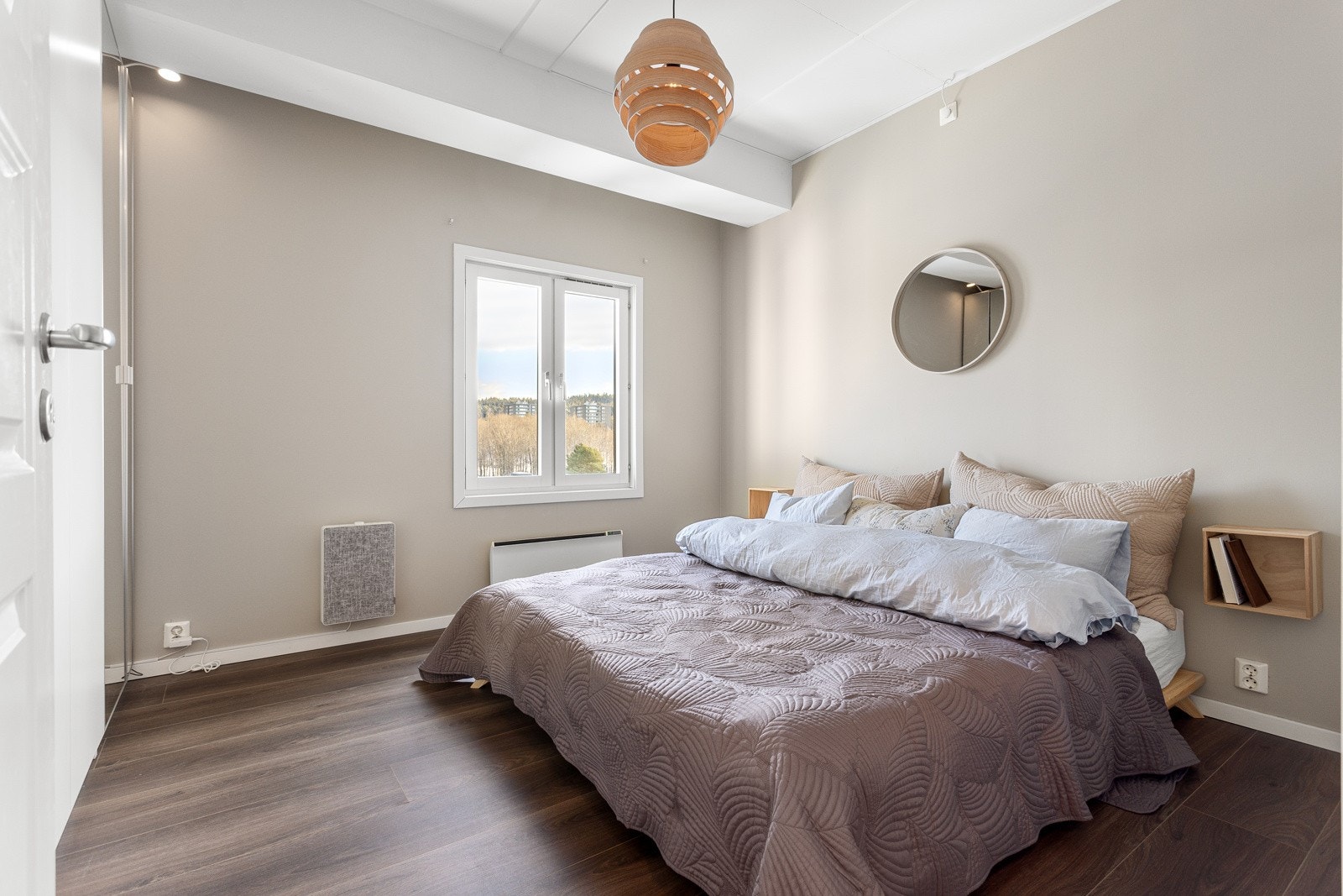 Hovedsoverommet er meget romslig, og innredes enkelt med både dobbeltseng og annet møblement Galleribilde