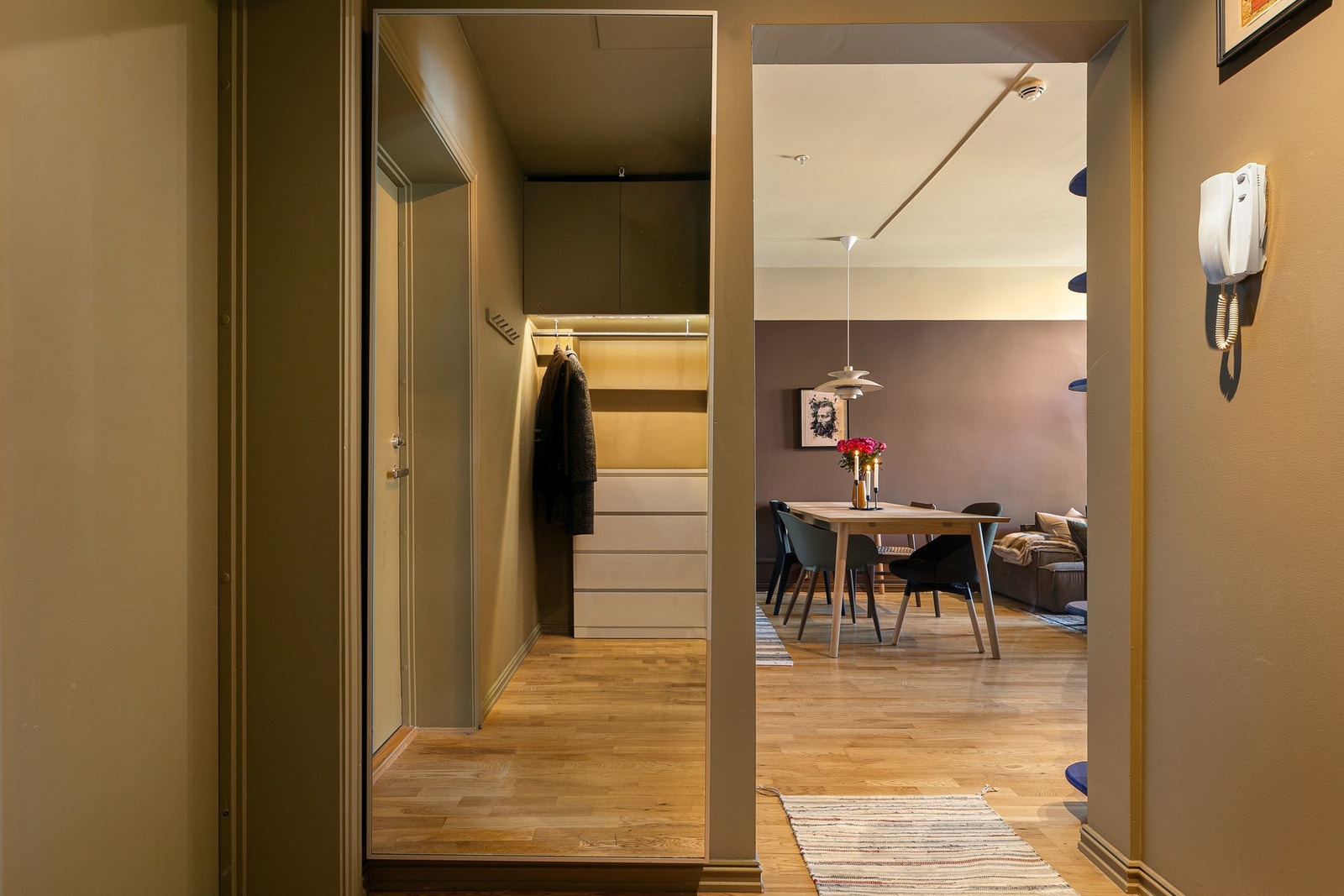 Praktisk entre som forbinder stue og bad. Galleribilde