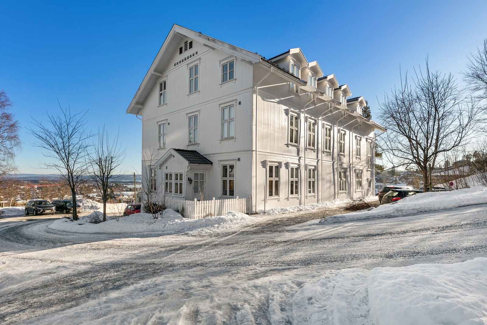 Pikeskolen ble originalt oppført i 1891 som pensjonat og ble senere ombygget til leiligheter. Galleribilde