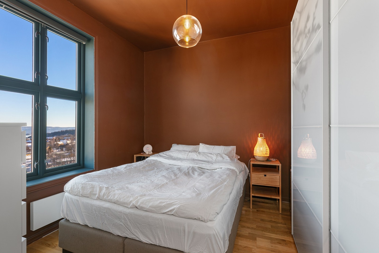 Leiligheten har et romslig soverom med stor skyvedørsgarderobe og unik utsikt. Galleribilde