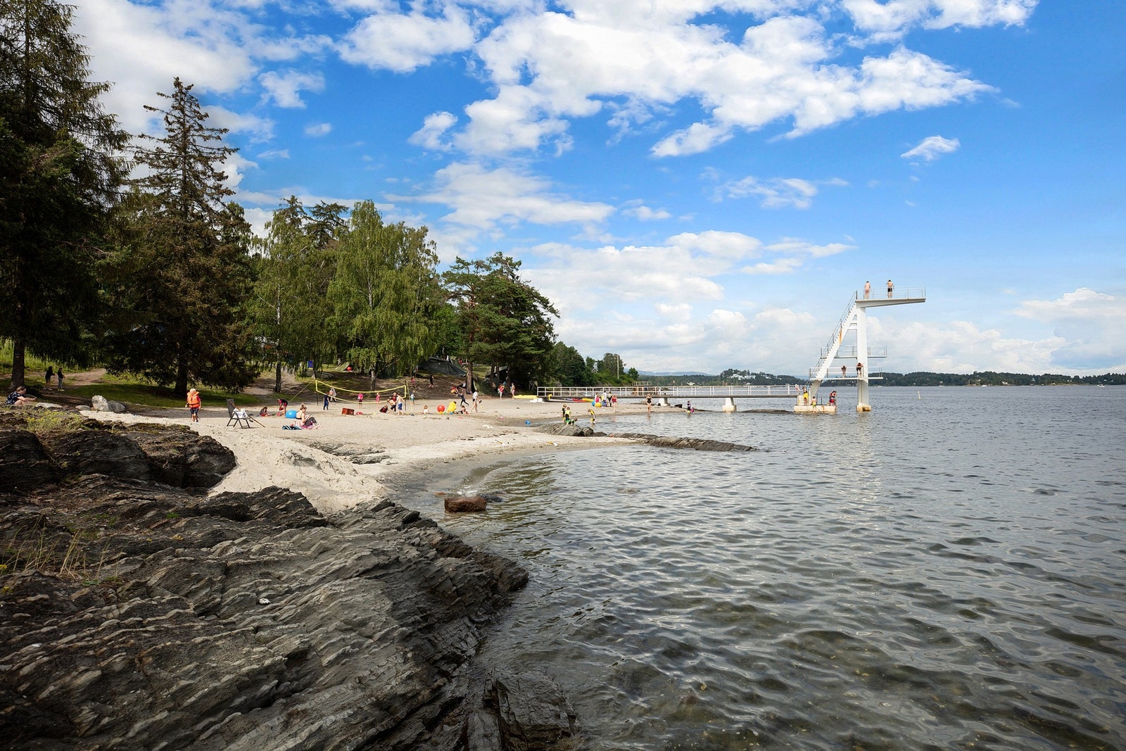 Hvalstrand bad ligger også i nærheten med hyggelig strender og stupetårn. Galleribilde