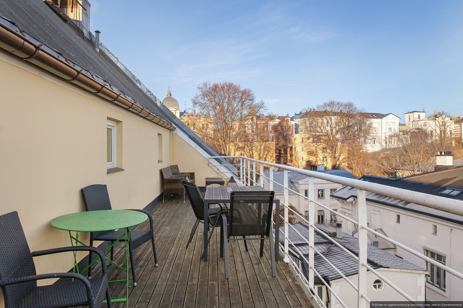 Felles, solrik takterrasse med nydelig utsikt over byens tak. Galleribilde