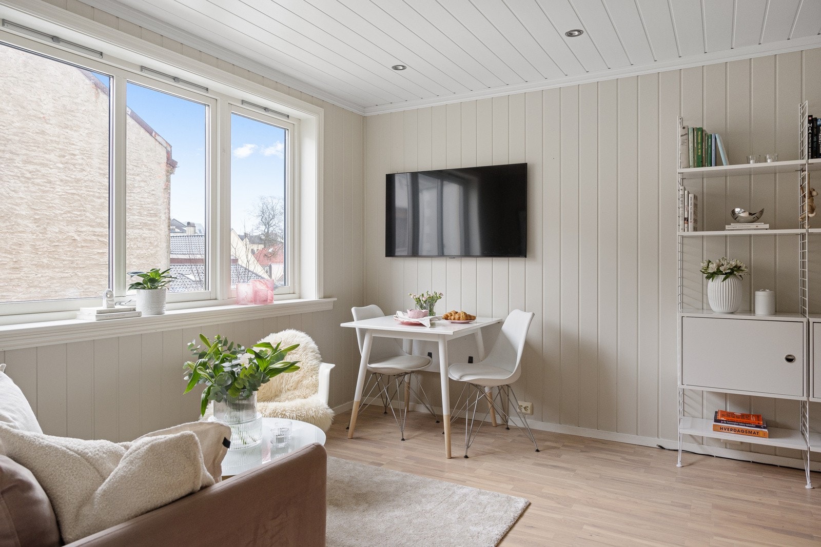 Leiligheten vender i sin helhet mot bakgården, som gir en skjermet og rolig følelse uten innsyn. Galleribilde