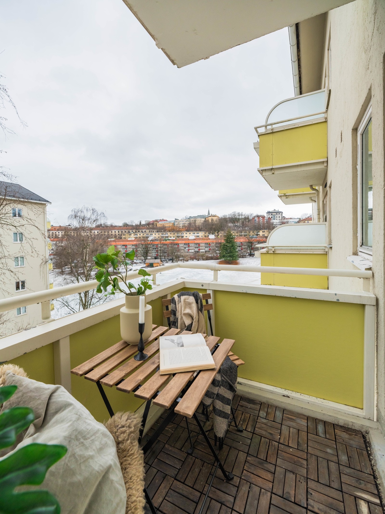 Det er bra med plass til et koselig bord med stoler her ute. Galleribilde