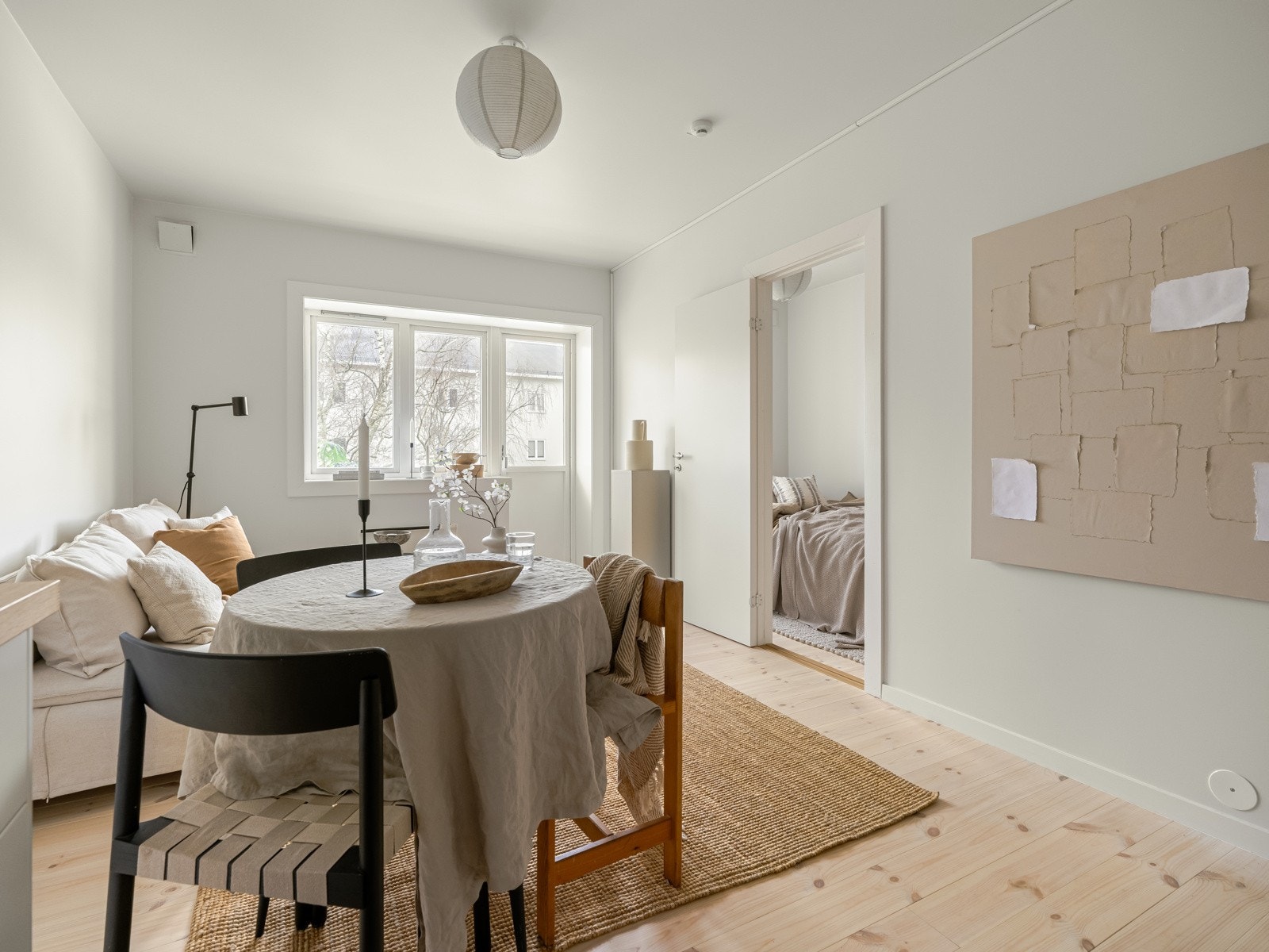 Om sommeren, når de store trærne utenfor er i full blomst, er det heller ingen gjenboere. Deilig med privatliv! Galleribilde