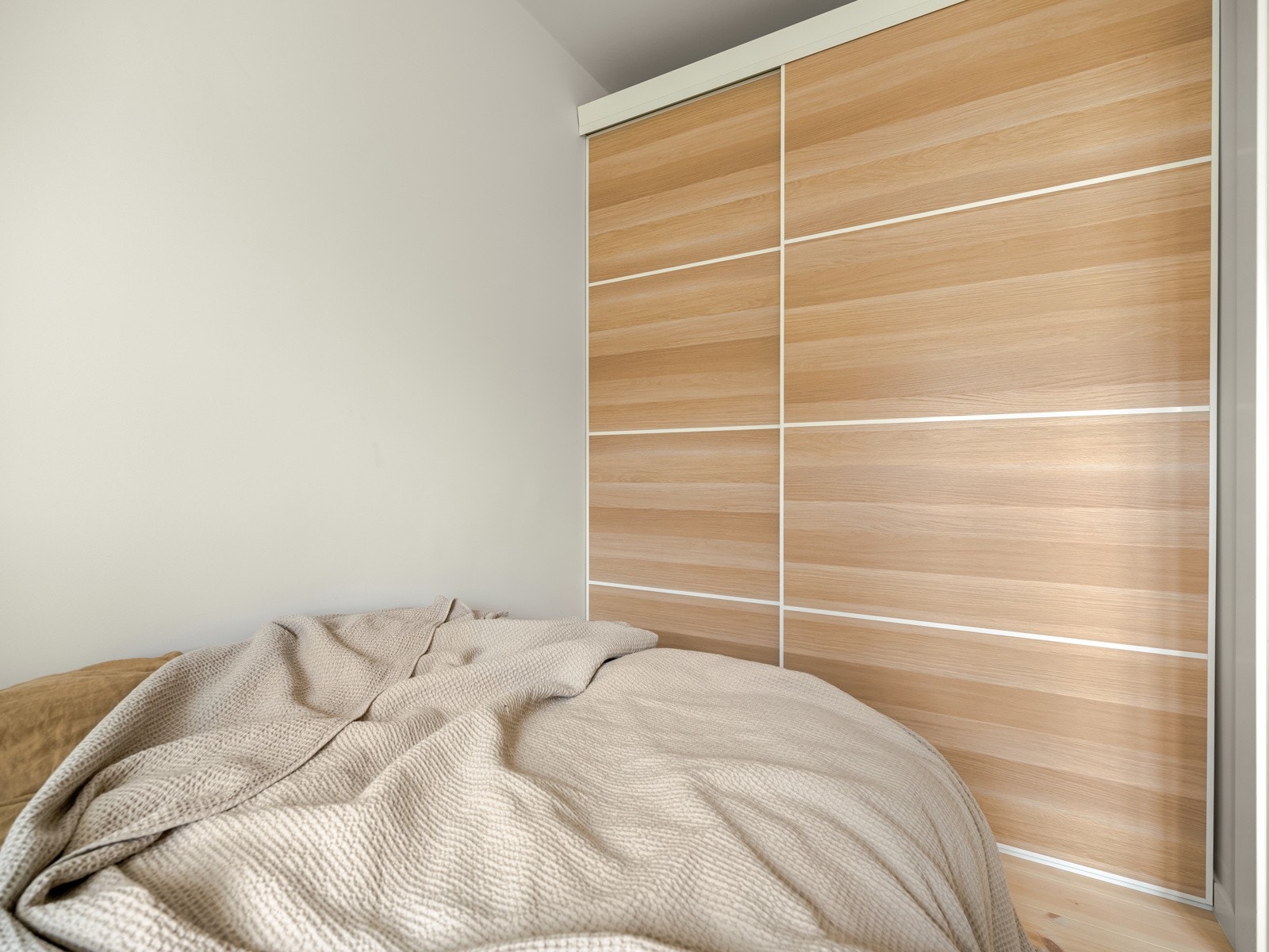 Den store skyvedørsgarderoben, ny i 2024, følger selvfølgelig med i salget. Galleribilde