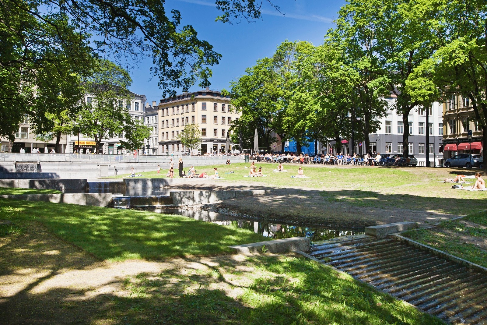 På Alexander Kiellands plass finner du bl.a Los Tacos som har en av Oslo´s billigste halvlitere, Colonel Mustard som serverer fantastiske burgere, Kiellands Hus med dagligvare og det en måtte trenge, SATS Ila og ikke minst Syverkiosken! Galleribilde