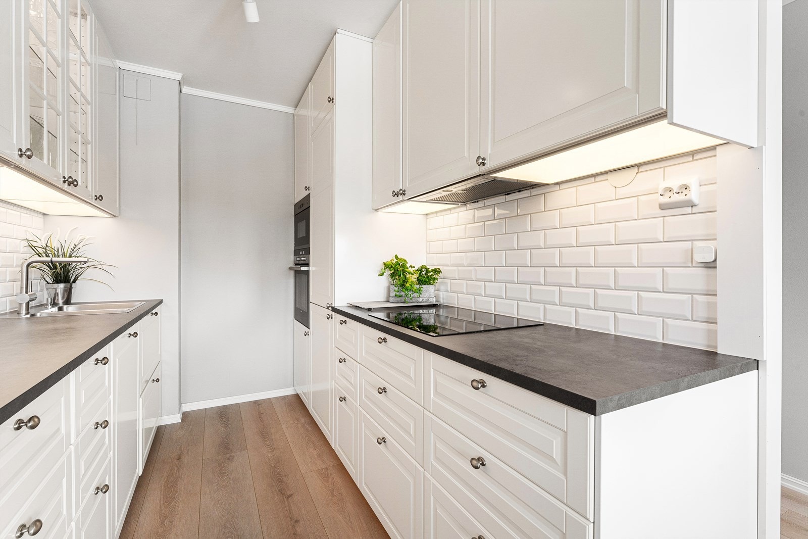 Kjøkkenet er tidløst og moderne, og sørger for rikelig med skap- og benkeplass. Galleribilde