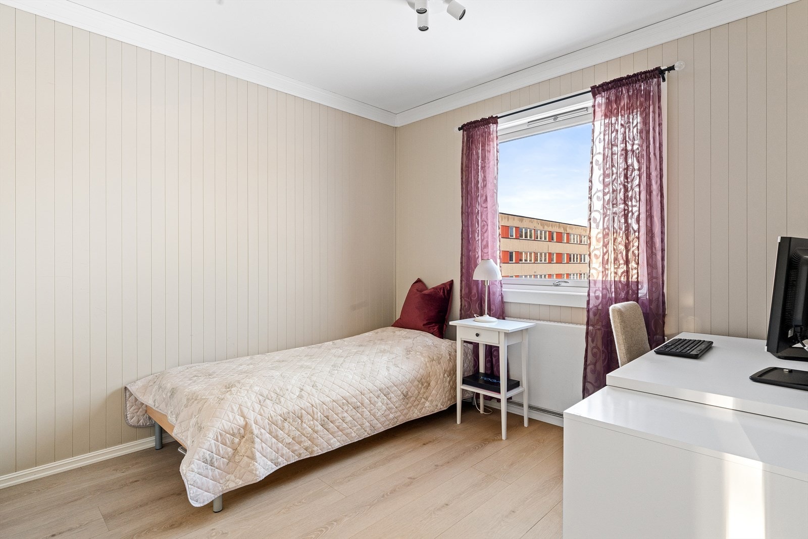 Soverom 2 har gode innredningsmuligheter med plass til dobbeltseng og nattbord. Galleribilde