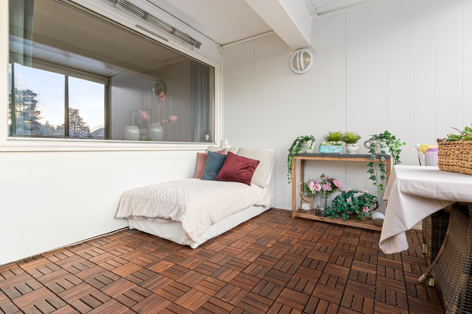 Det er god plass til flere sittegrupper, beplantning og elektrisk grill. Galleribilde