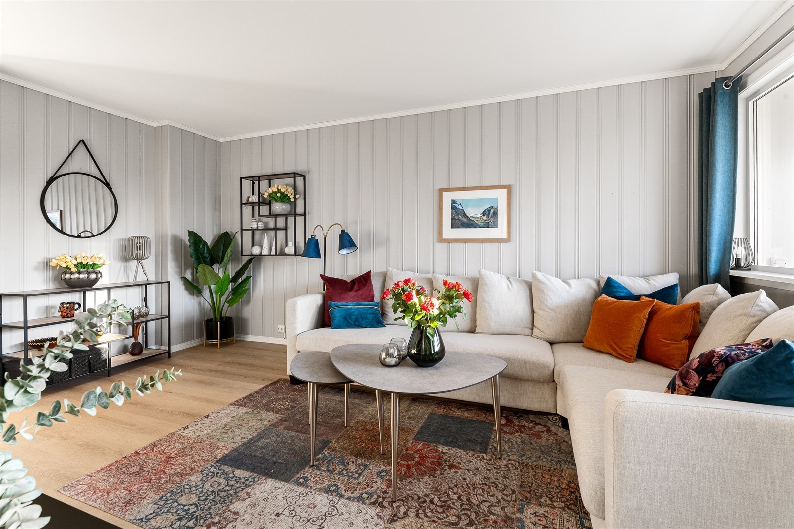 Stuen har god plass til en stor sofagruppe og tilhørende mediemøblement. Det er godt med veggplass for prydmøblement og pyntegjenstander. Galleribilde