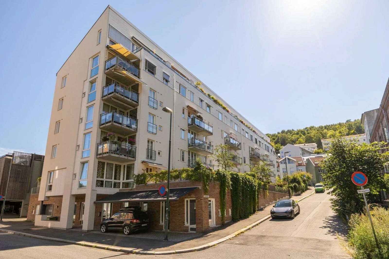 Fasade - skjermet og fin beliggenhet med kort vei til "alt" du trenger. Galleribilde