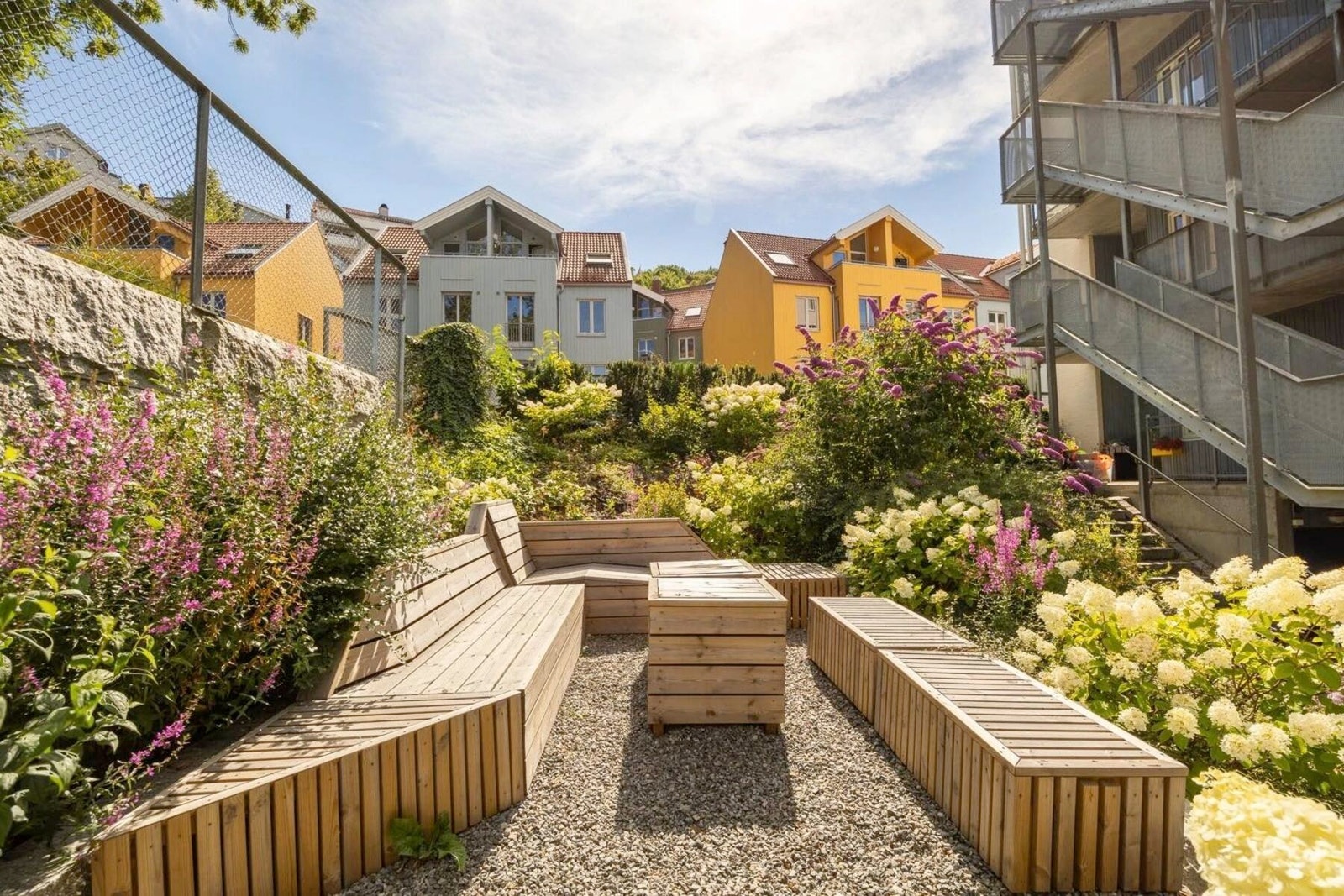 Sameiet har en nydelig opparbeidet bakgård med blant annet beplantning, sittegrupper, pergola m.m. Galleribilde